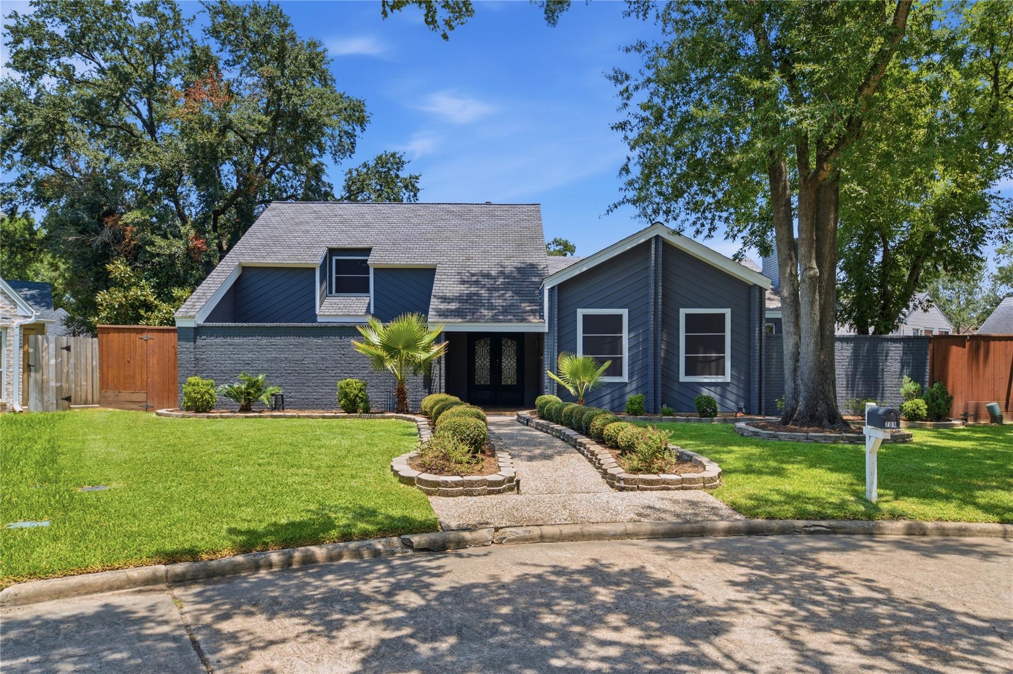 703 Queensmill Court — photo