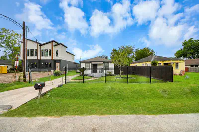 7913 Henson Street — photo