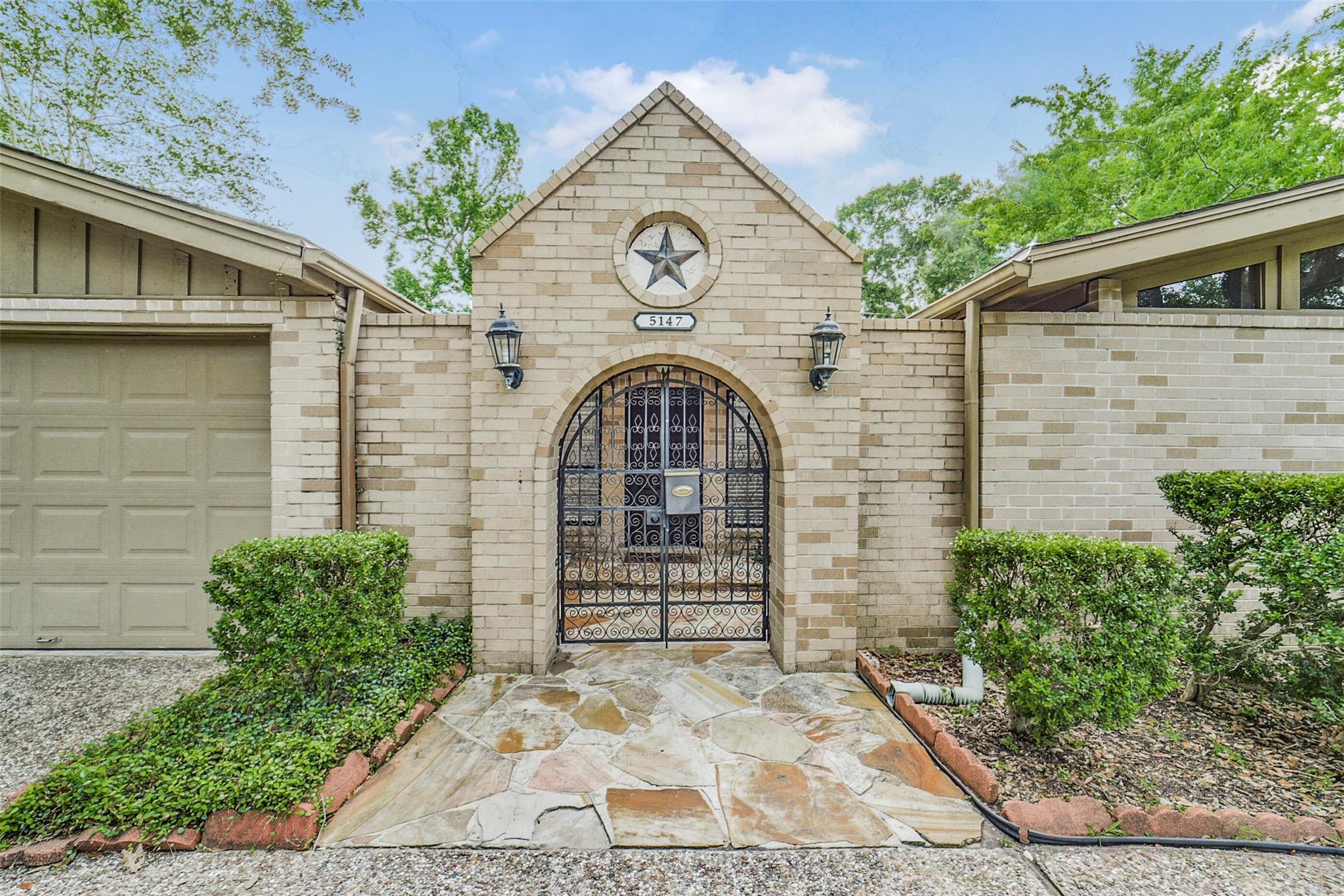 5147 Beechnut Street — photo