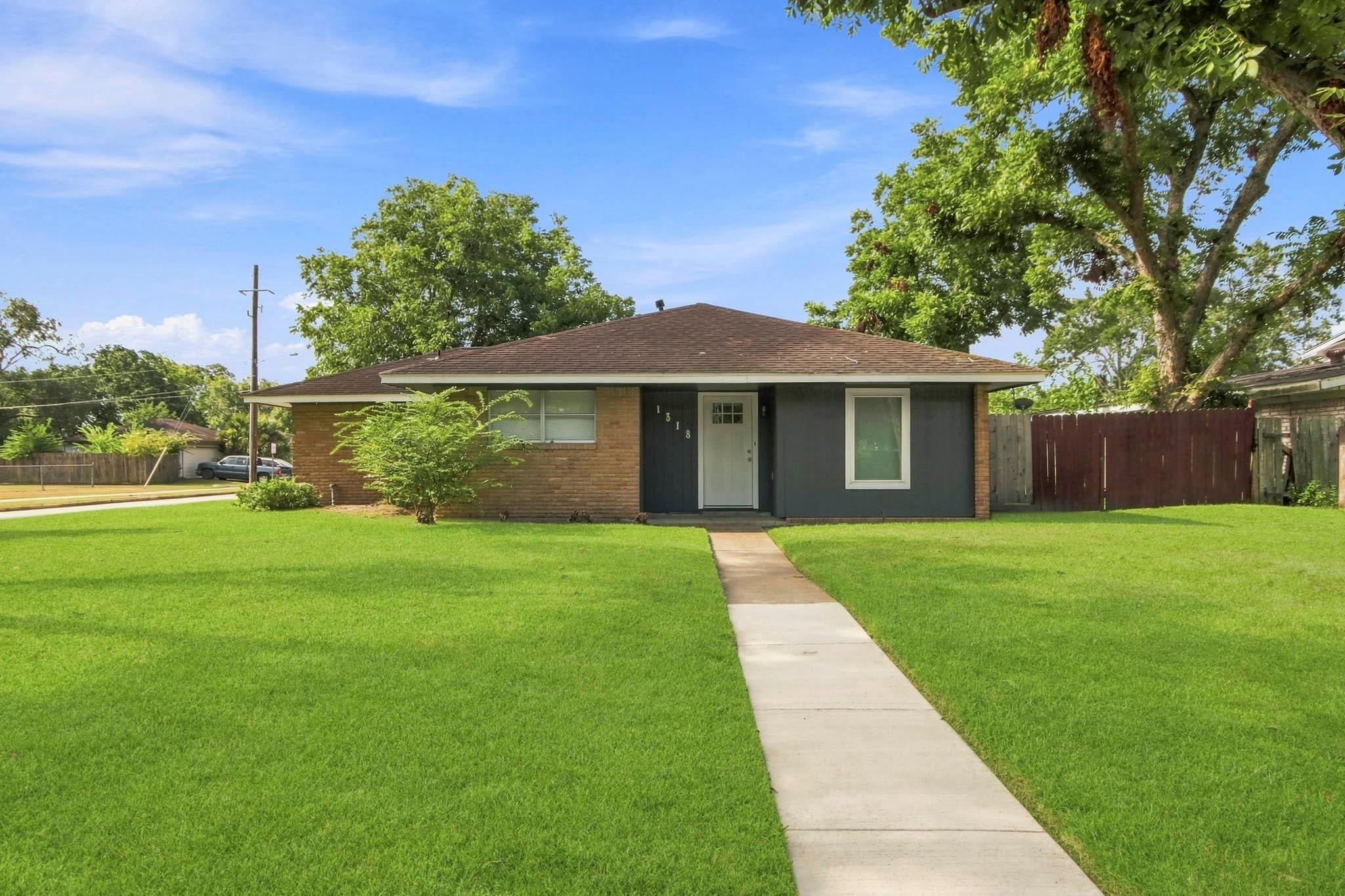 1318 Carolyn Court — photo