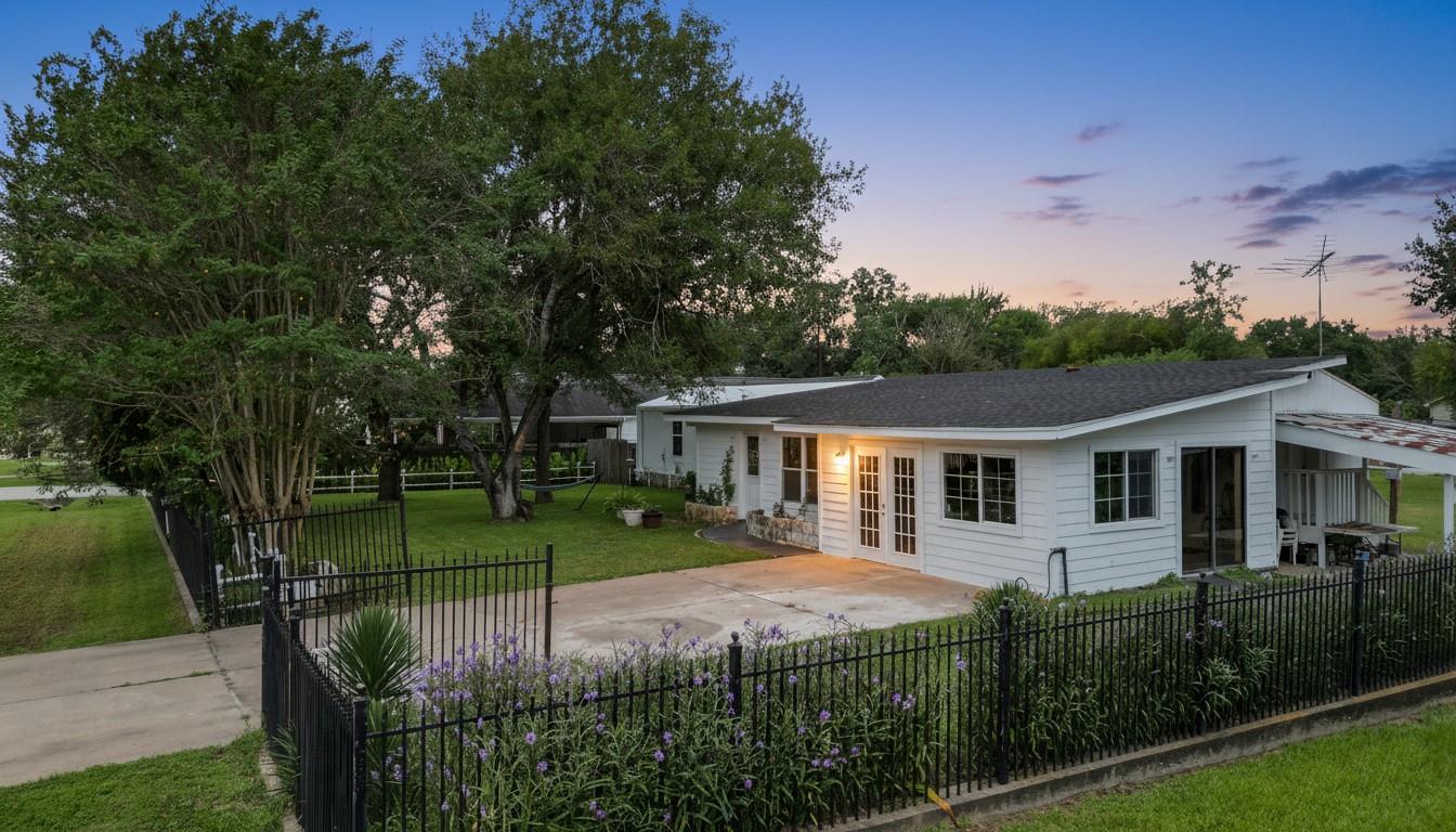 22202 Maplewood Drive — photo