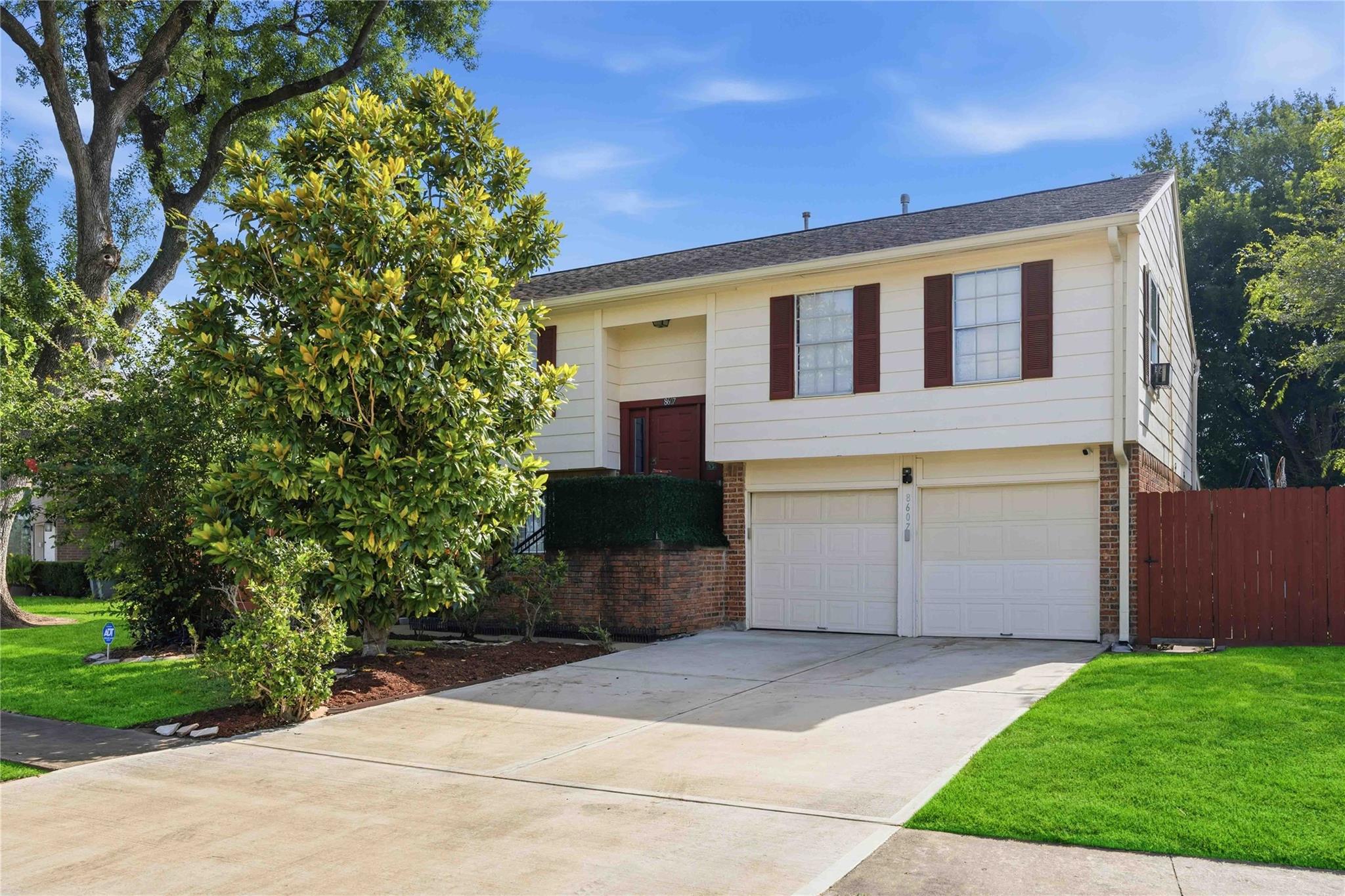 8607 Causeway Drive — photo