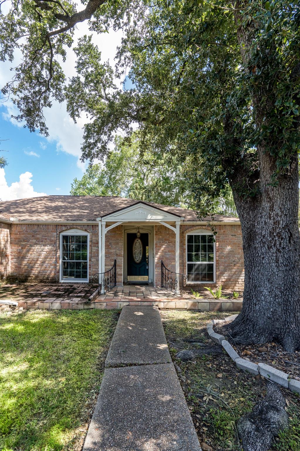 2015 Round Lake Drive — photo