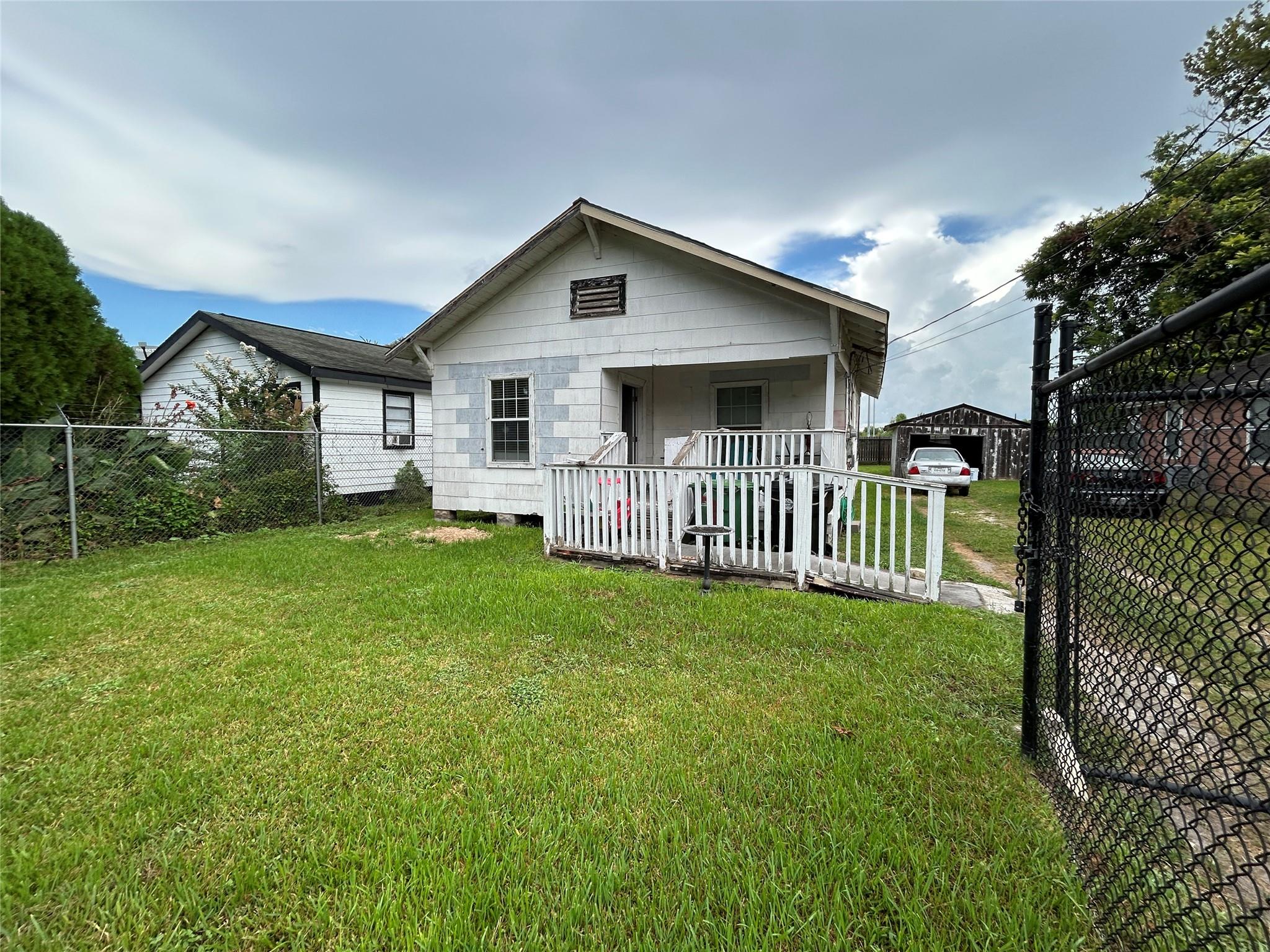 10612 Exeter St — photo