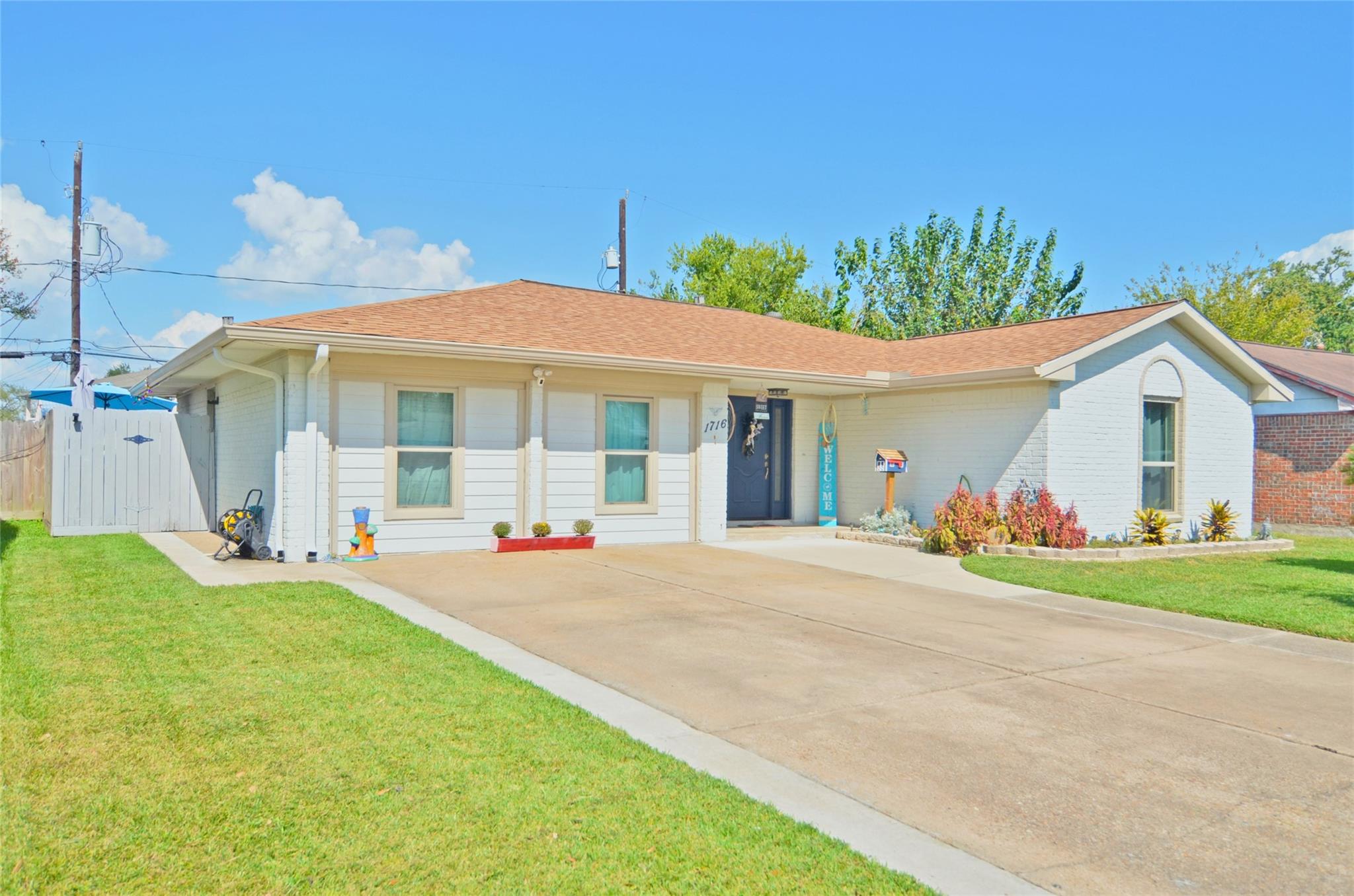 1716 Dolphin Drive — photo