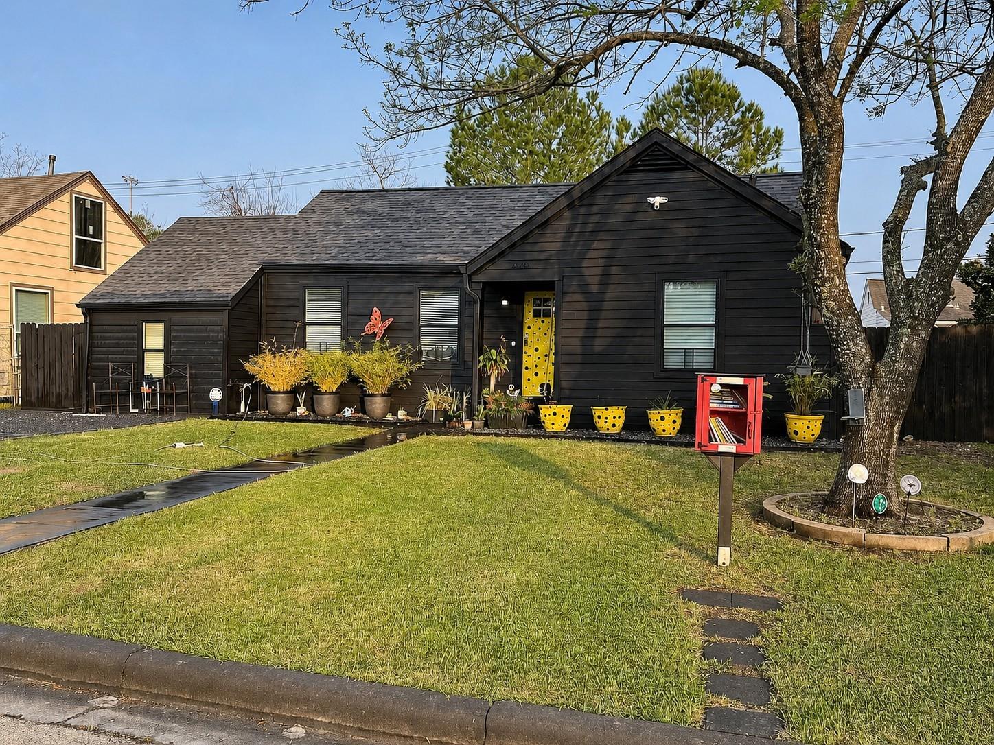2043 Des Jardines Street — photo