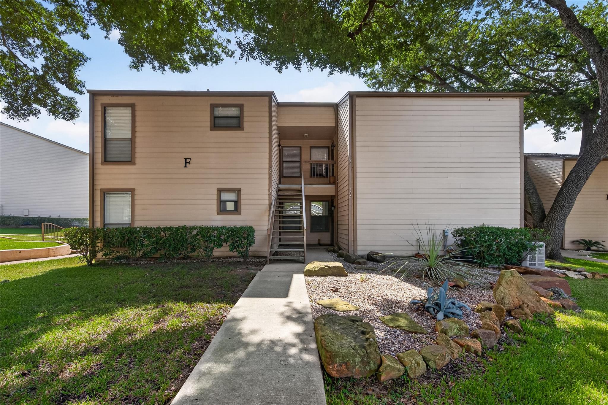 201 Lakeview Terrace — photo