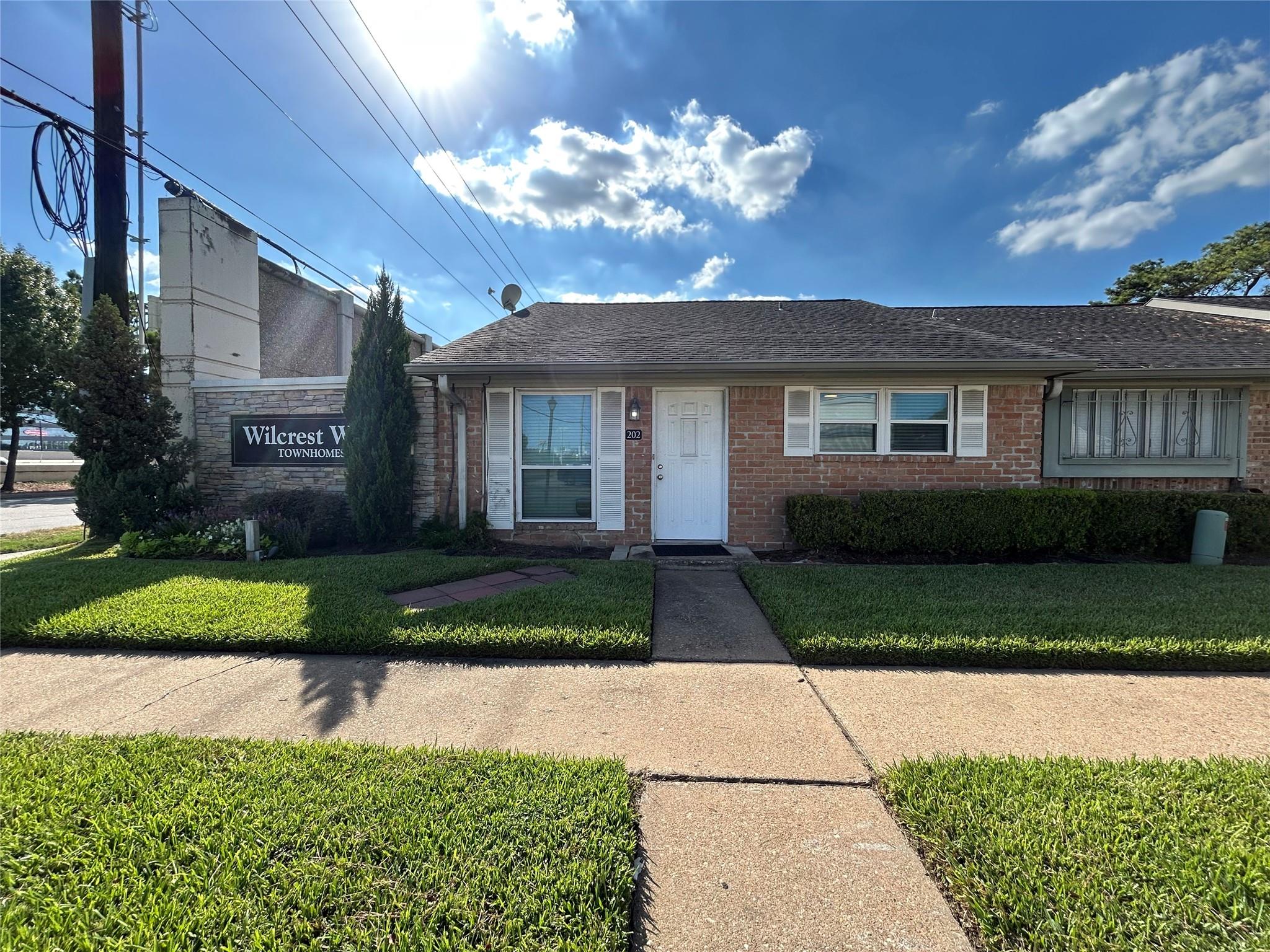 202 W Tri Oaks Ln #202 — photo