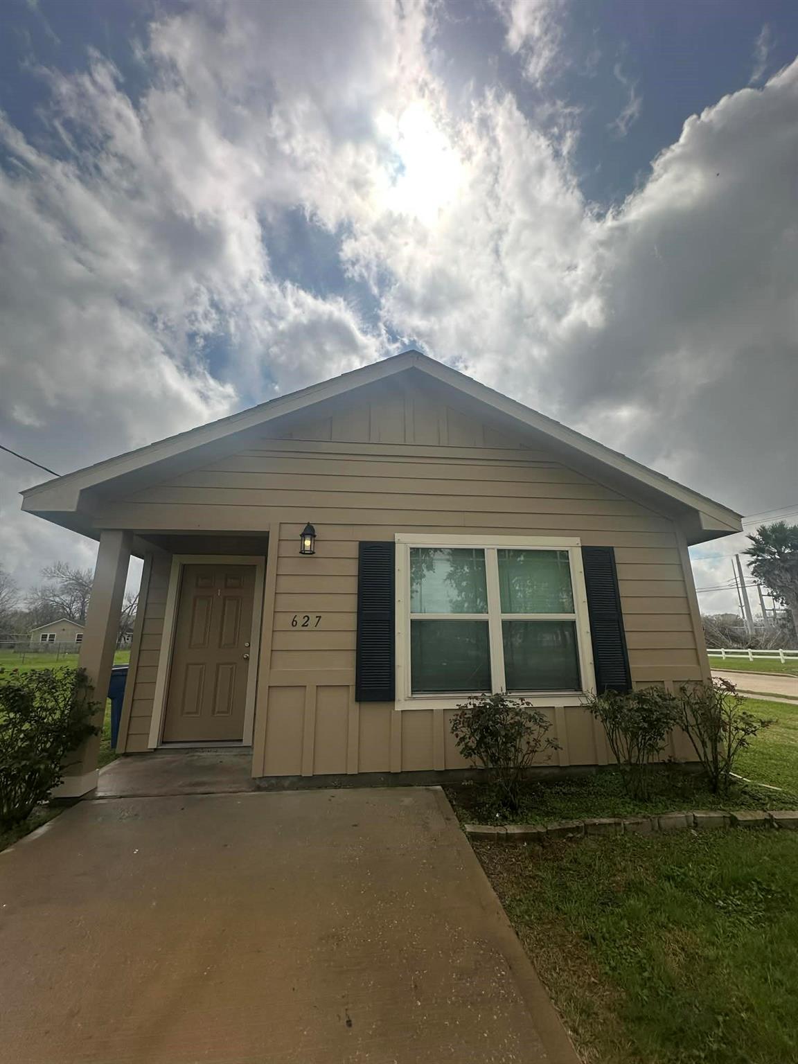 627 W Live Oak Street — photo