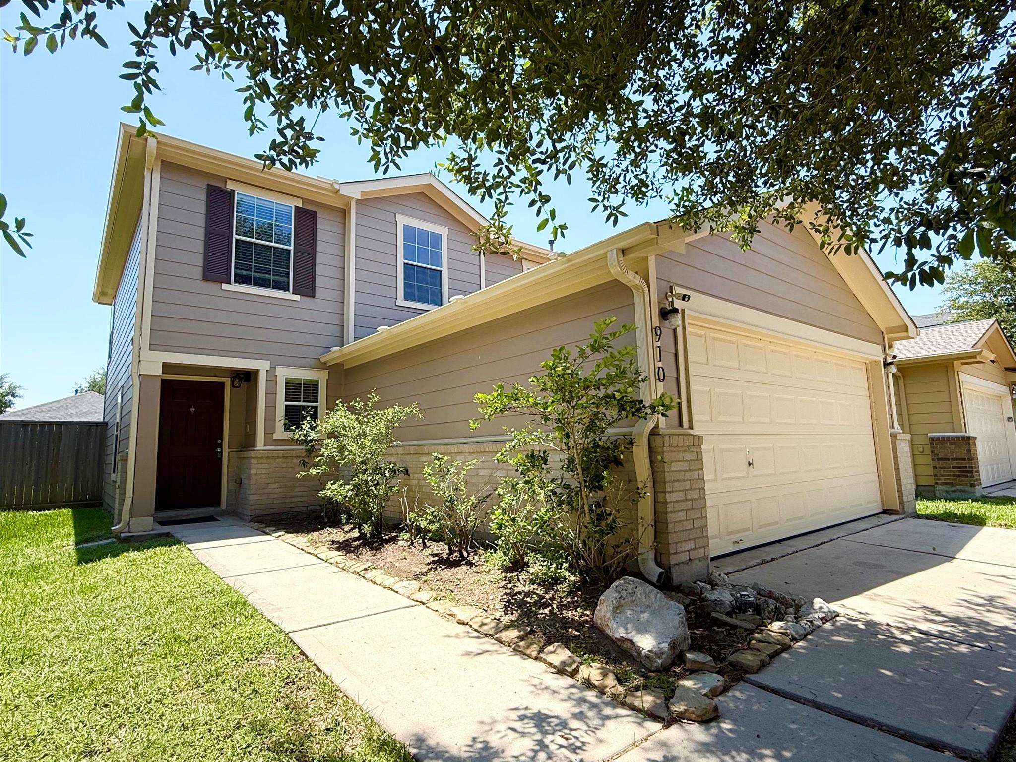 910 Staffordale Manor Lane — photo