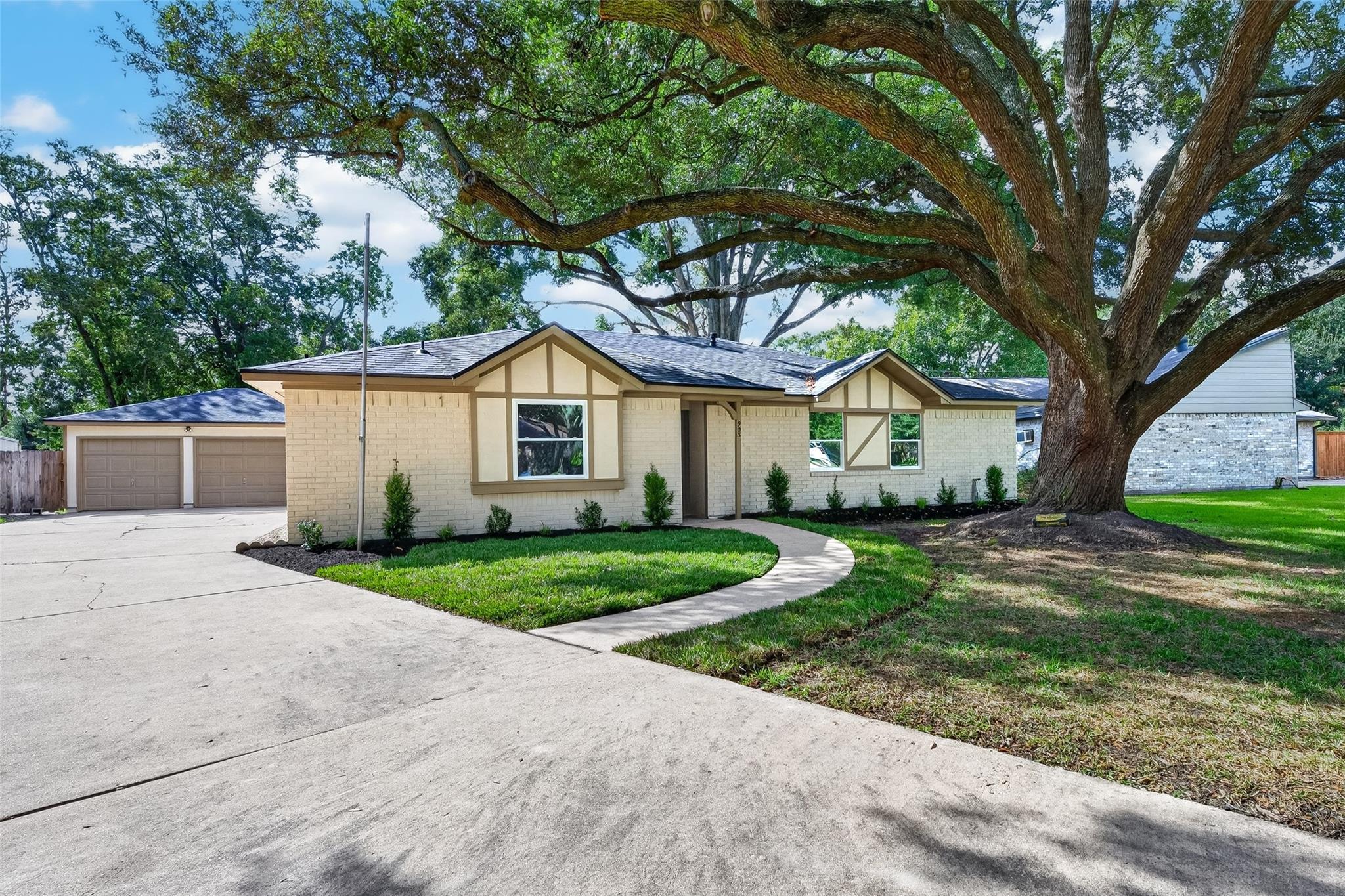 903 Chetwood Circle — photo