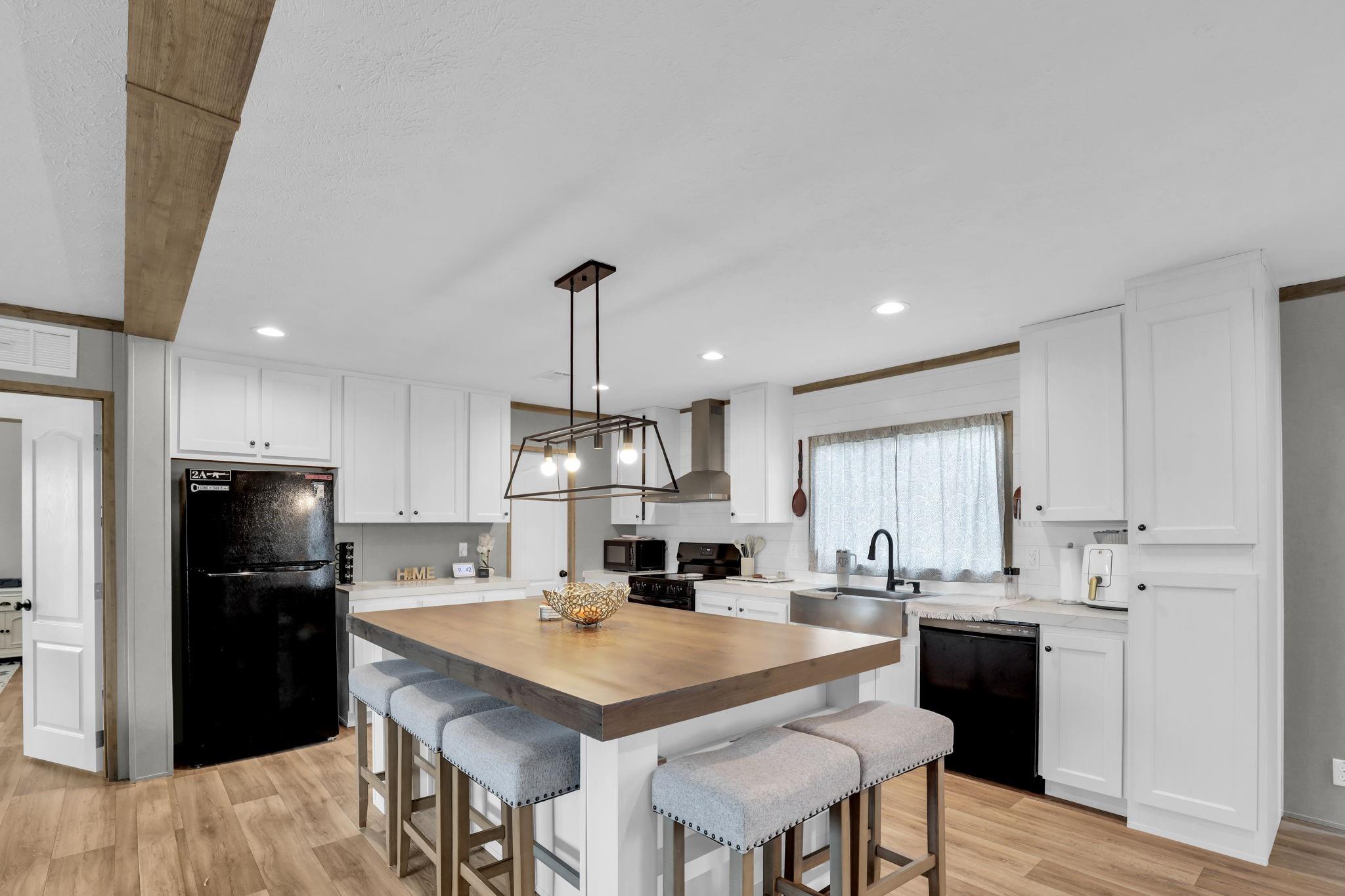 1221 Peter Pine Street — photo