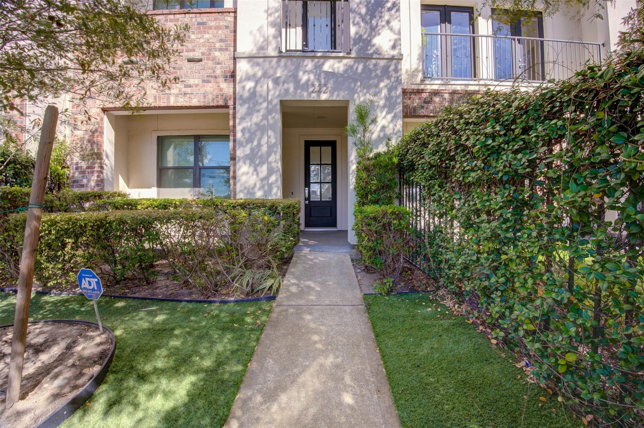 1222 W Dallas Street — photo