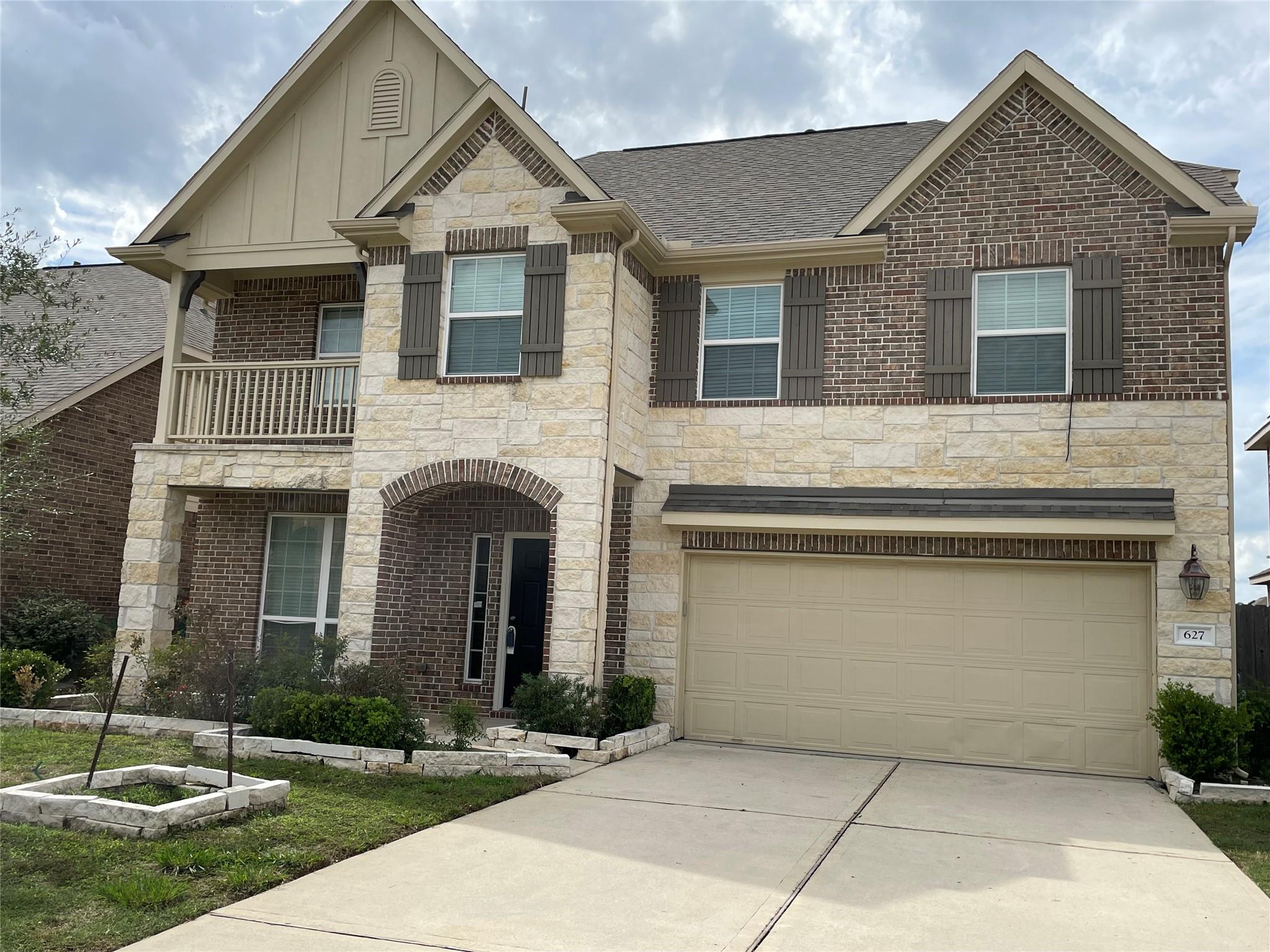 627 Oak Circle Drive E — photo