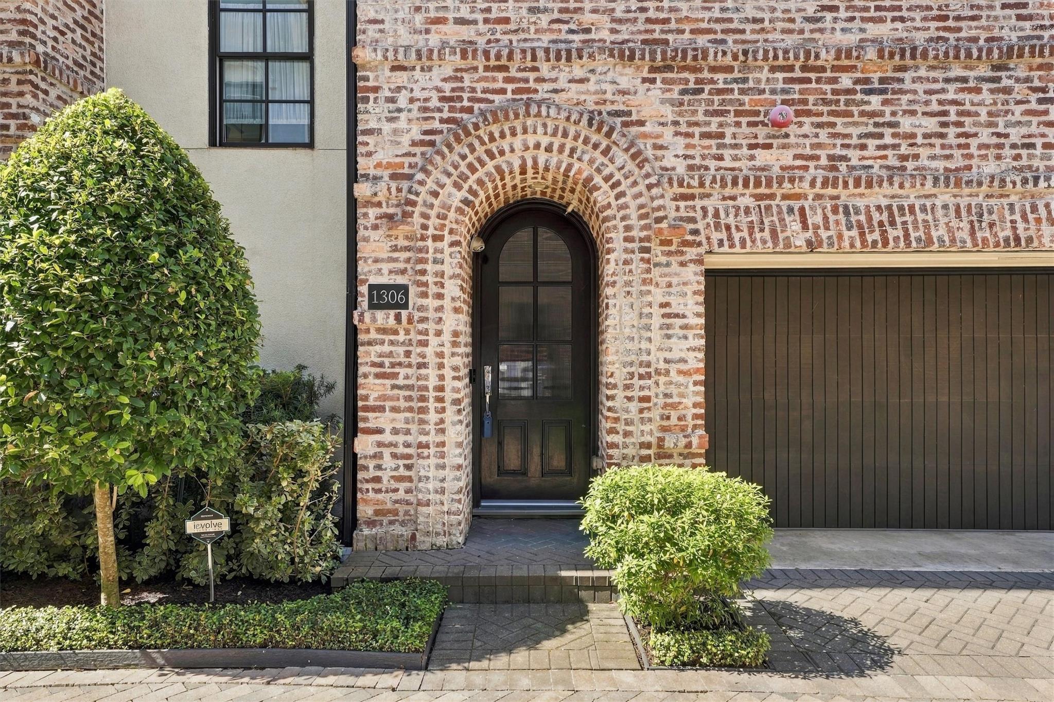 1306 Castle Court — photo