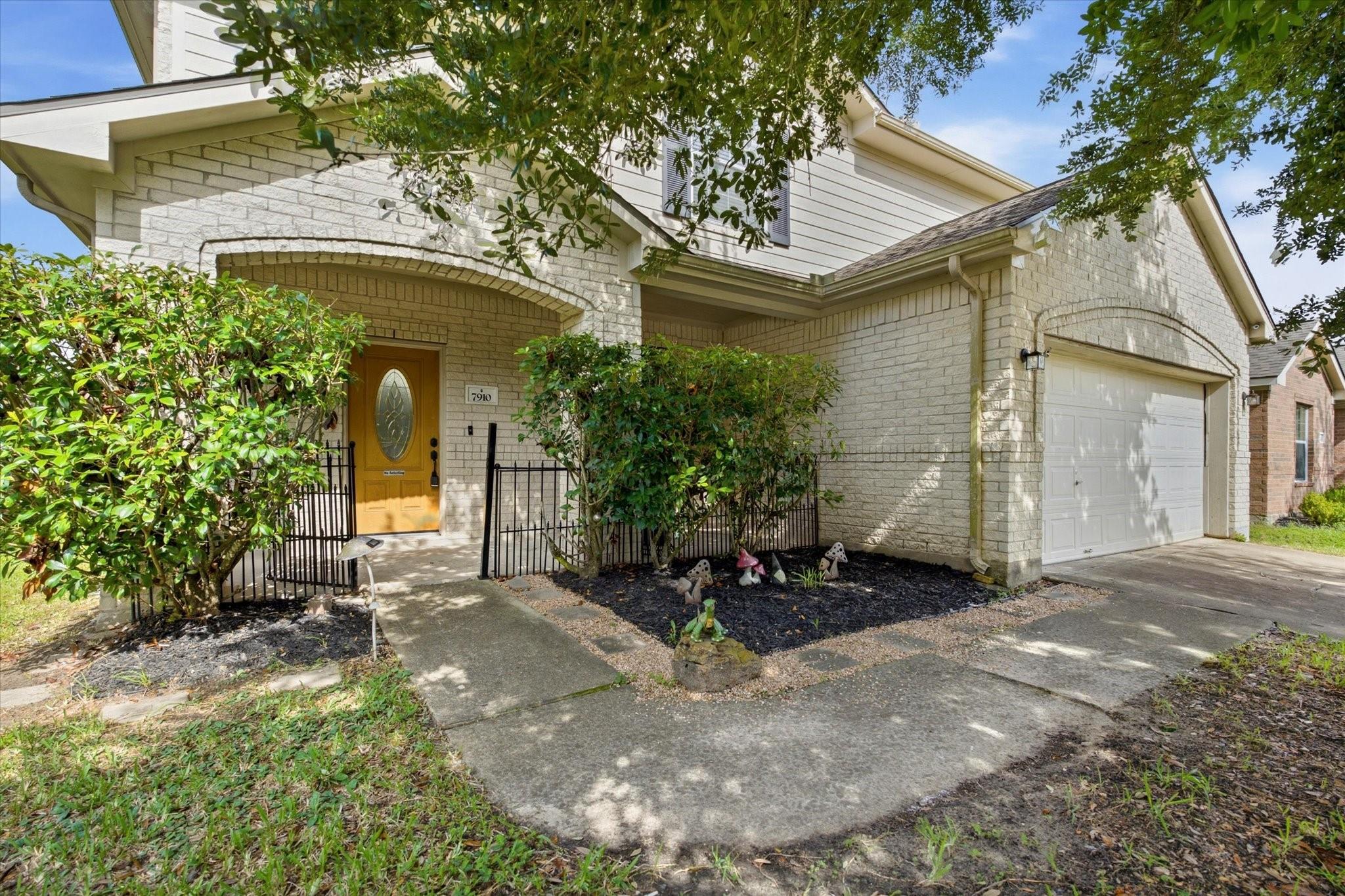 7910 Albatross Road — photo