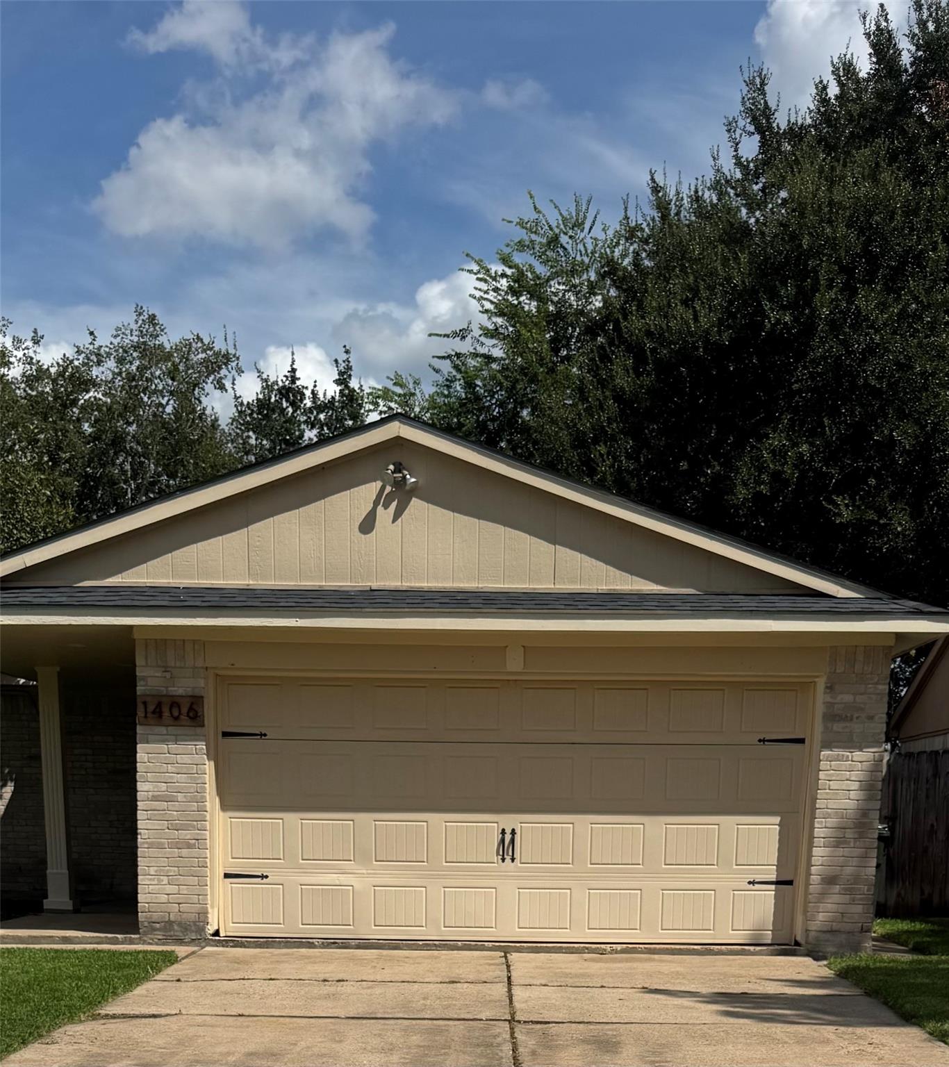 1406 Ashwood Drive — photo