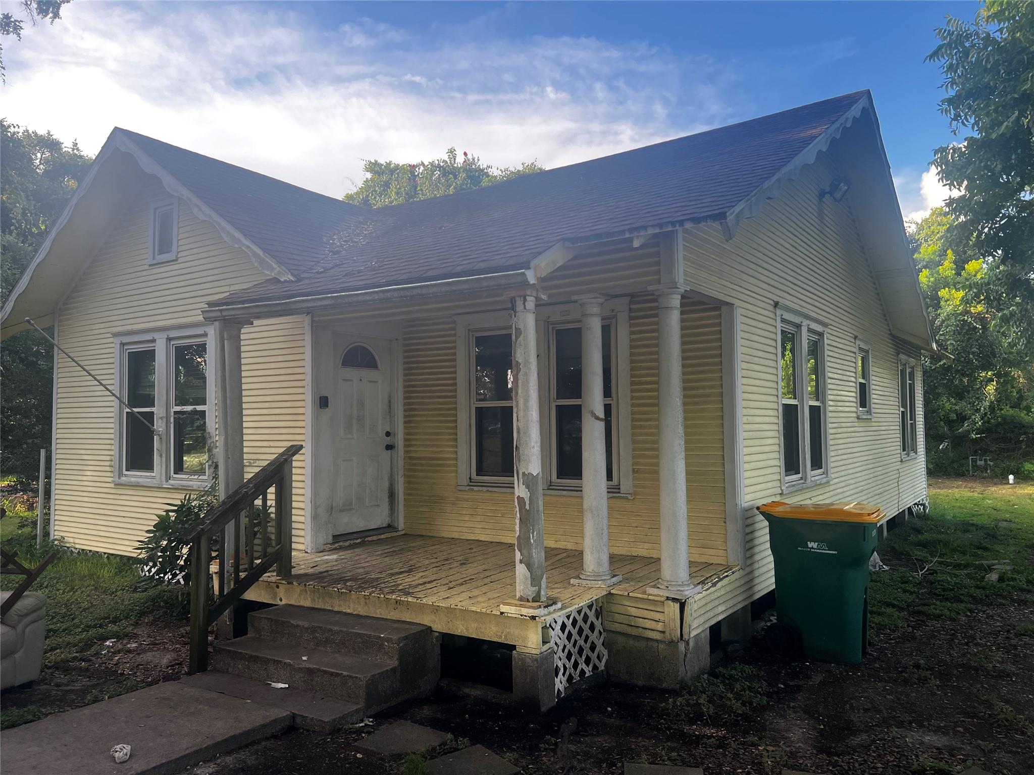 701 Oak Street — photo