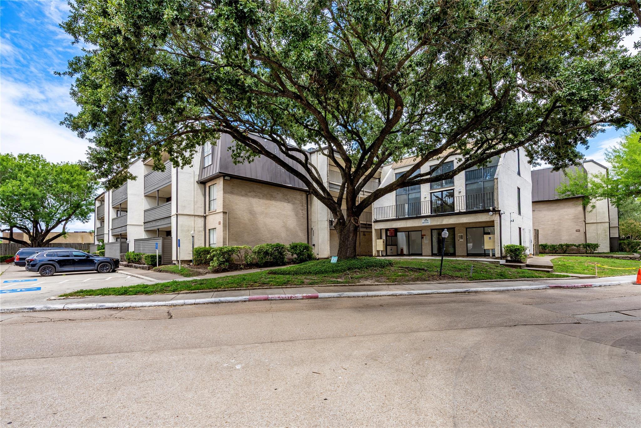 3005 Walnut Bend Lane #12 — photo