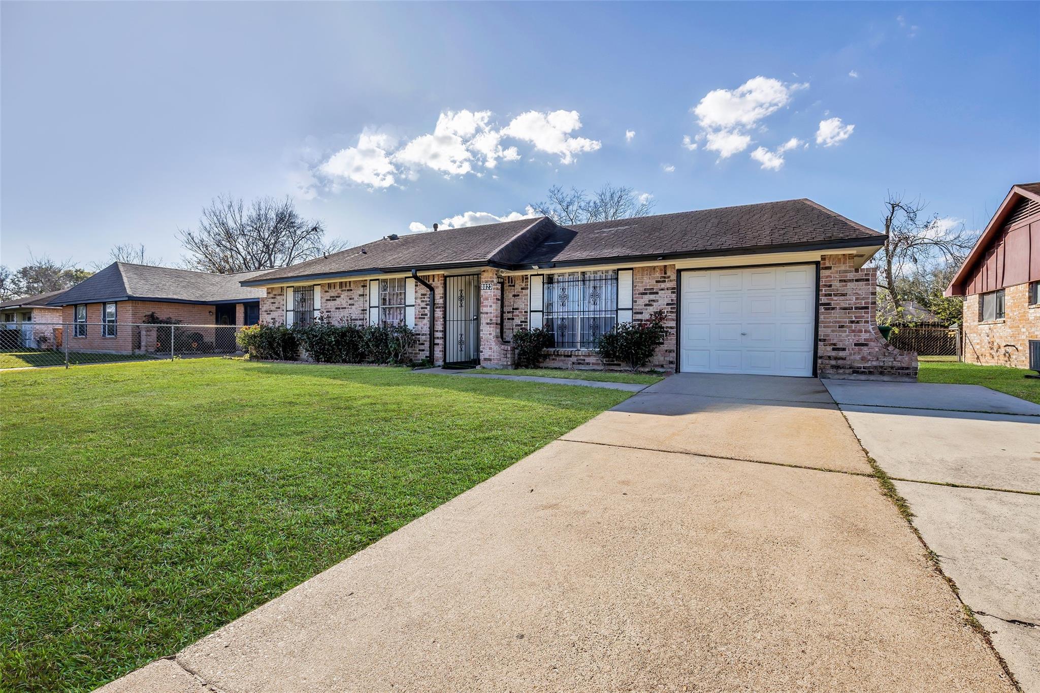 8823 Rutherford Lane, Houston, TX 77088 — photo 2