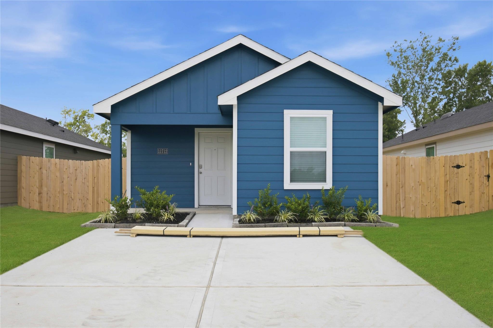 6021 Pineapple Street — photo