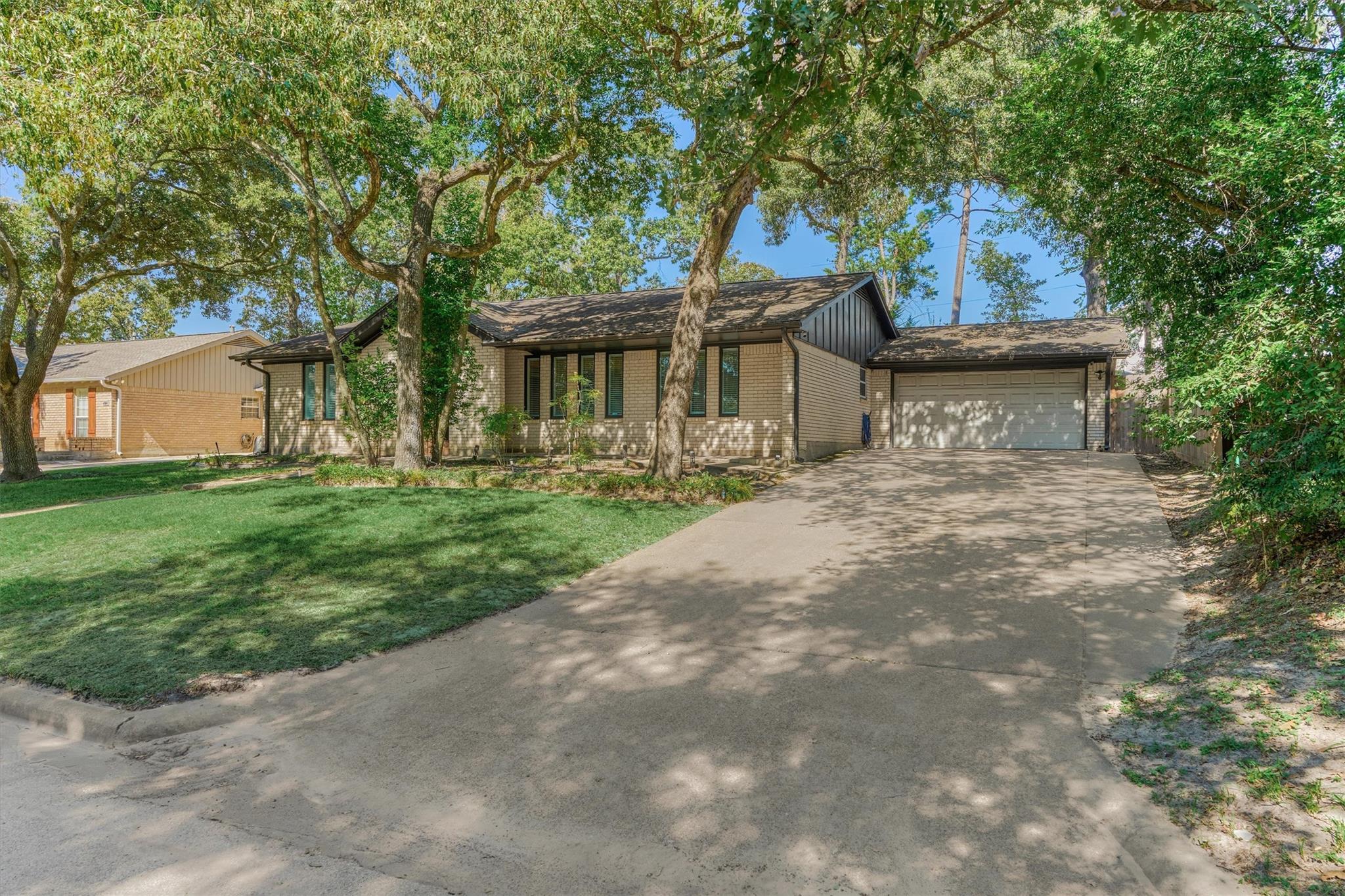 402 Shadywood Circle — photo