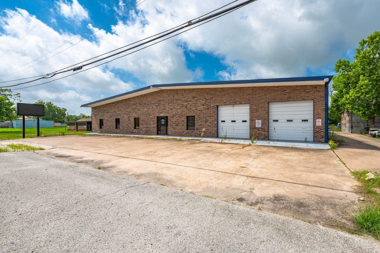 8621 Highway 6 — photo