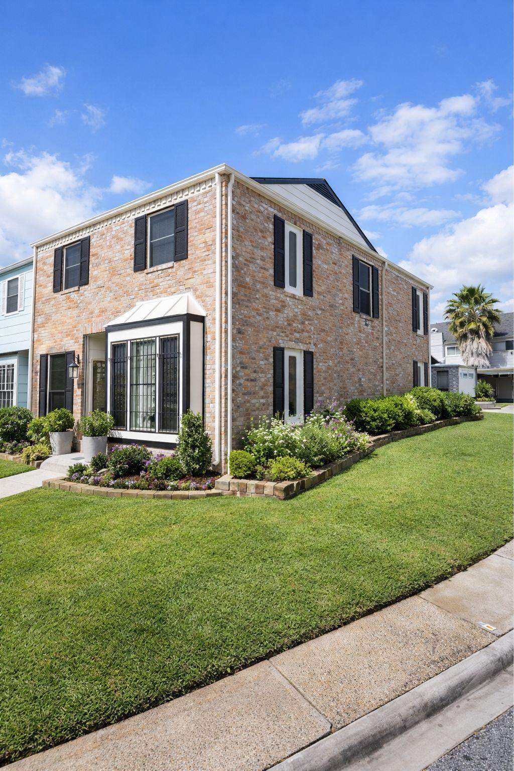 8351 Ariel Street — photo