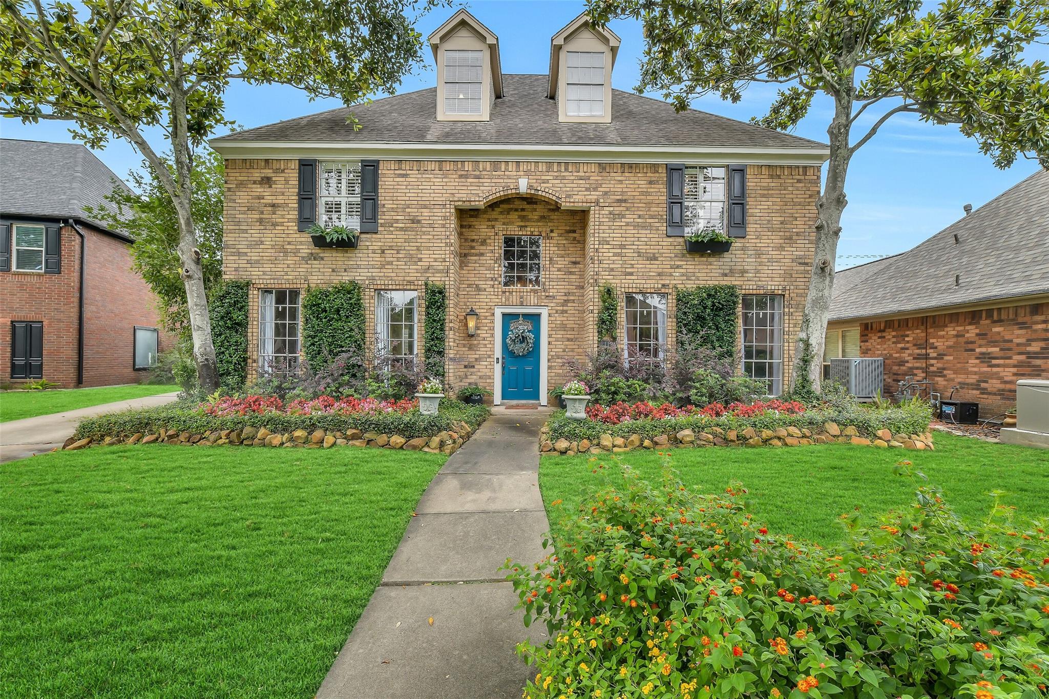 2111 Riverside Drive — photo