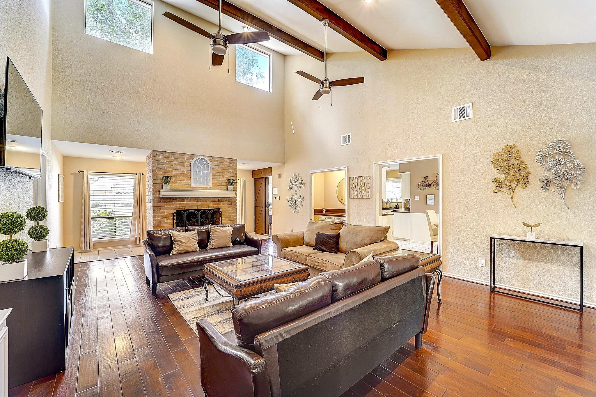 8111 Pine Green Lane — photo