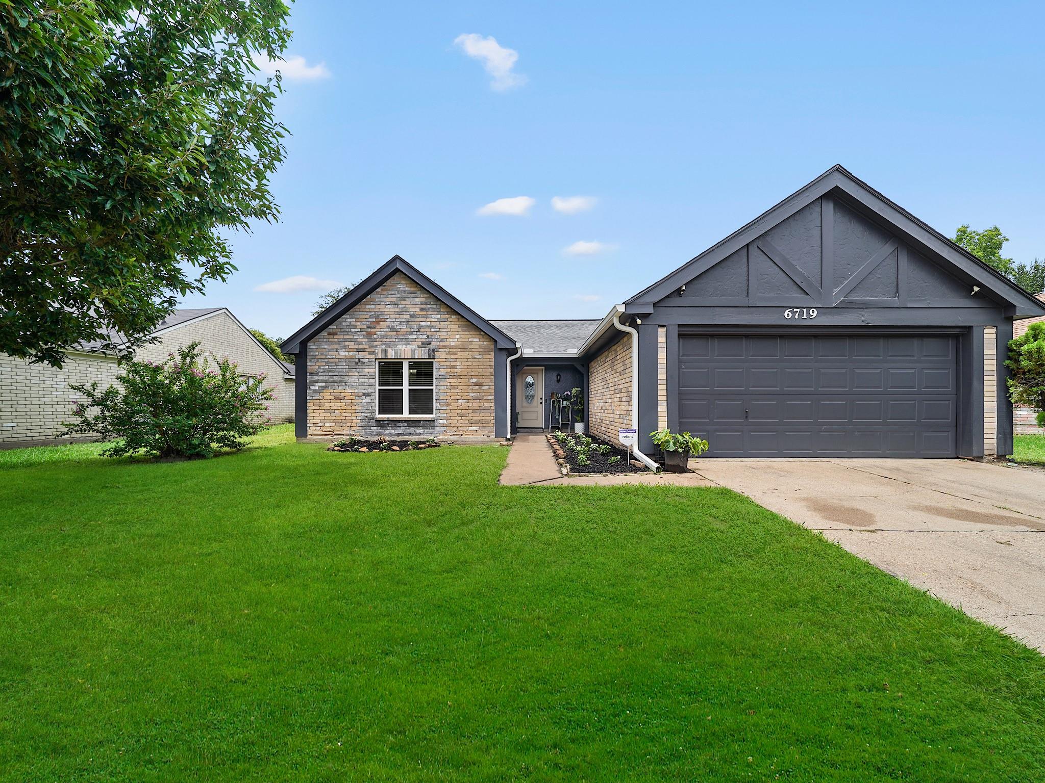 6719 Prairie Village Drive — photo