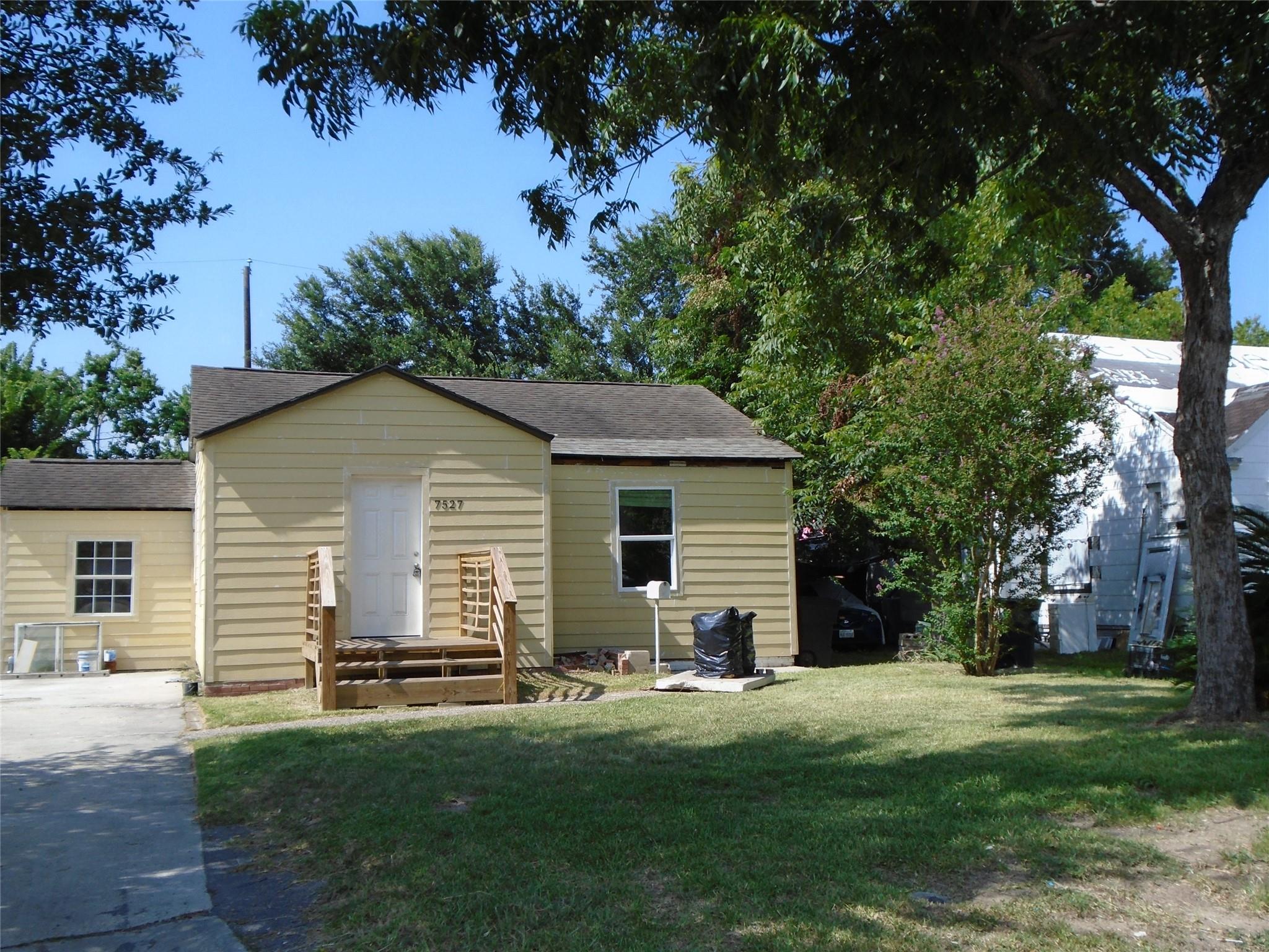 7527 Erath Street — photo