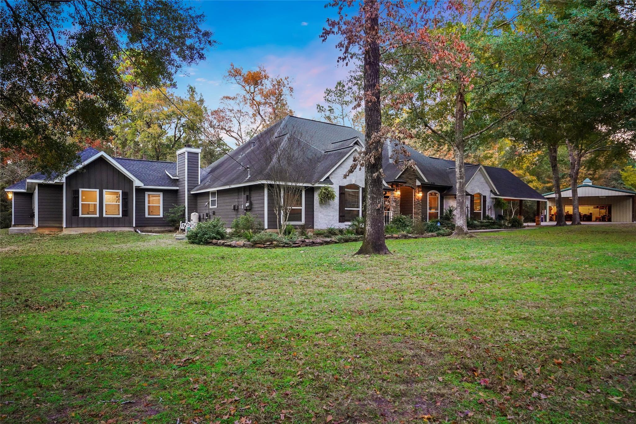 11 W Lake Forest Court — photo