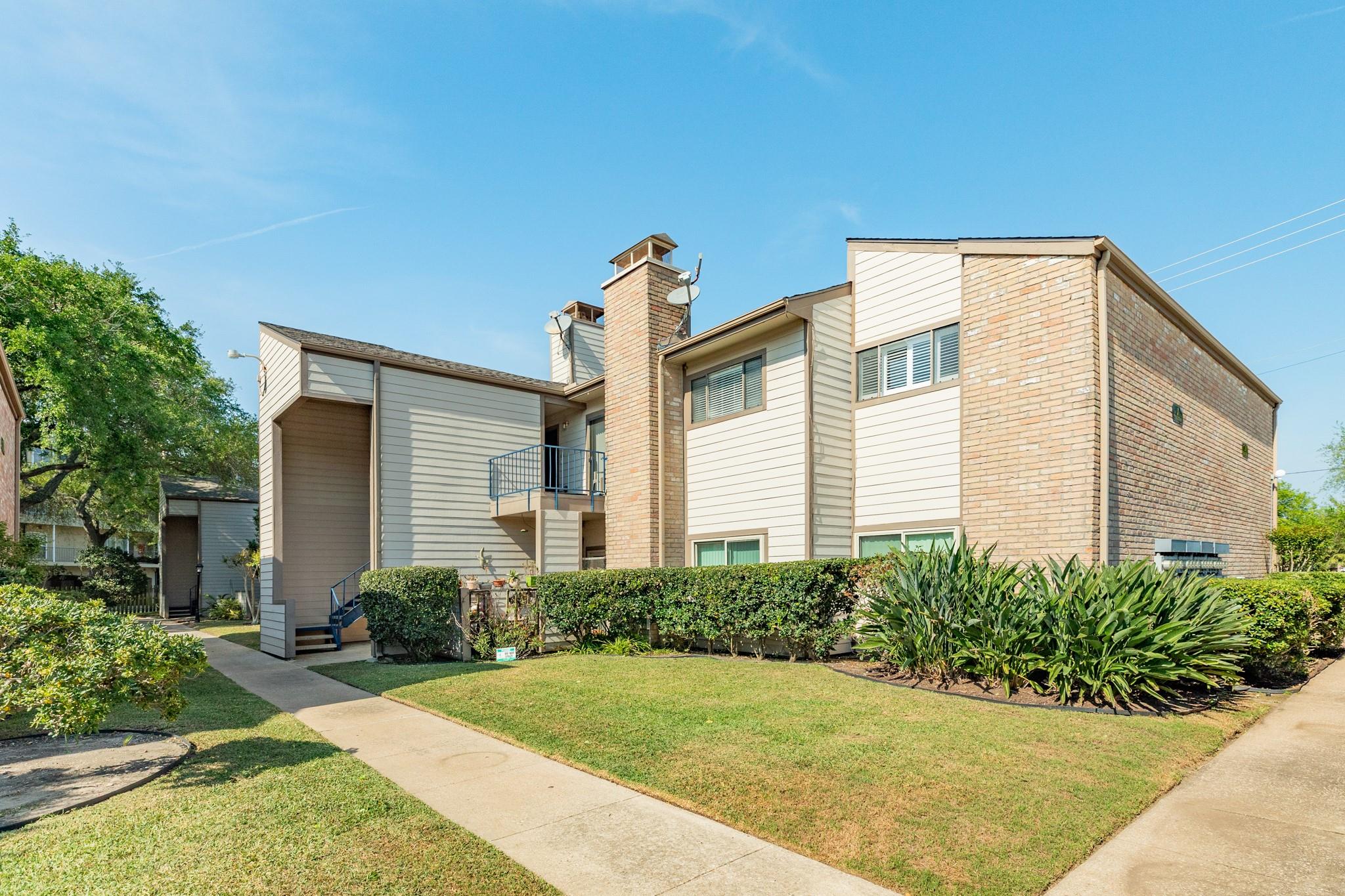 7140 N Holiday Drive — photo