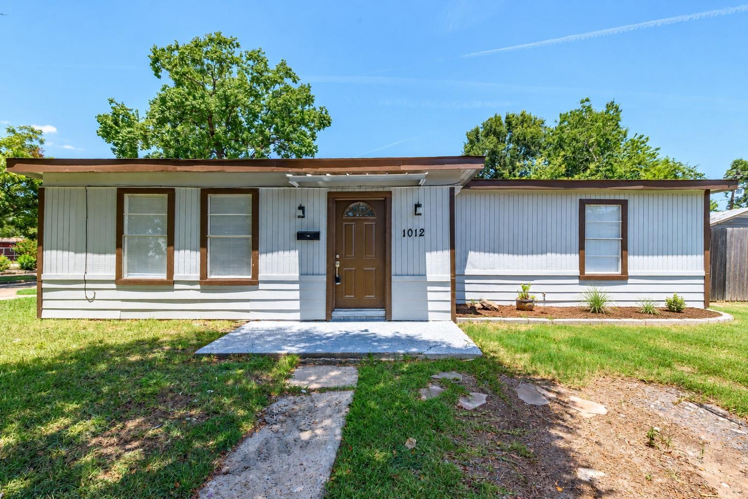 1012 W Hart Avenue — photo