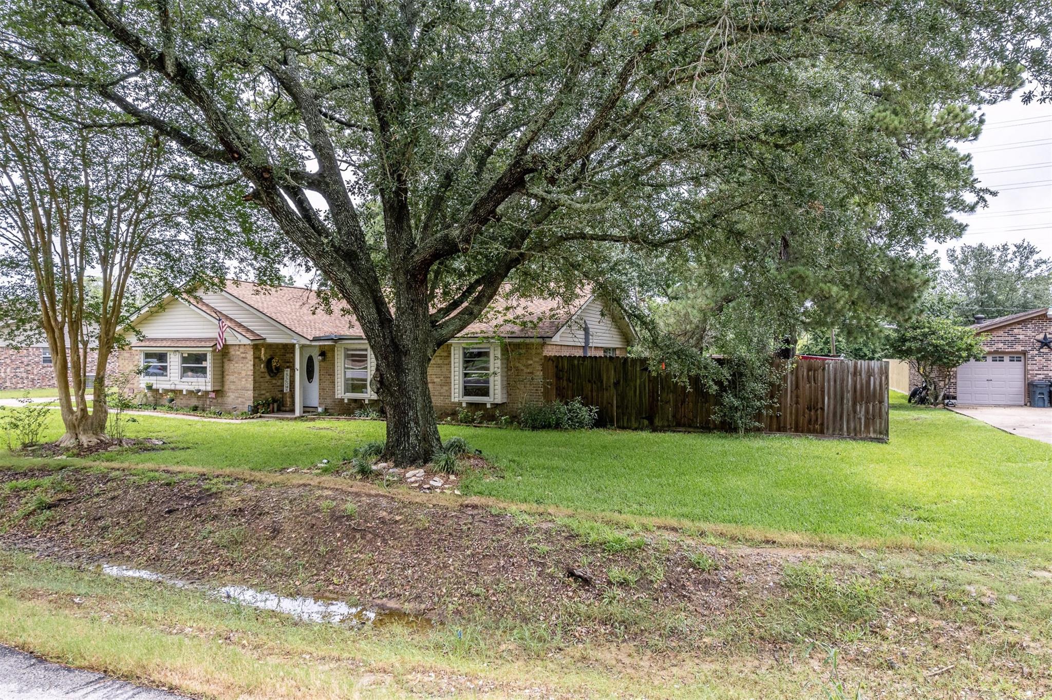 5814 Russell Lane — photo