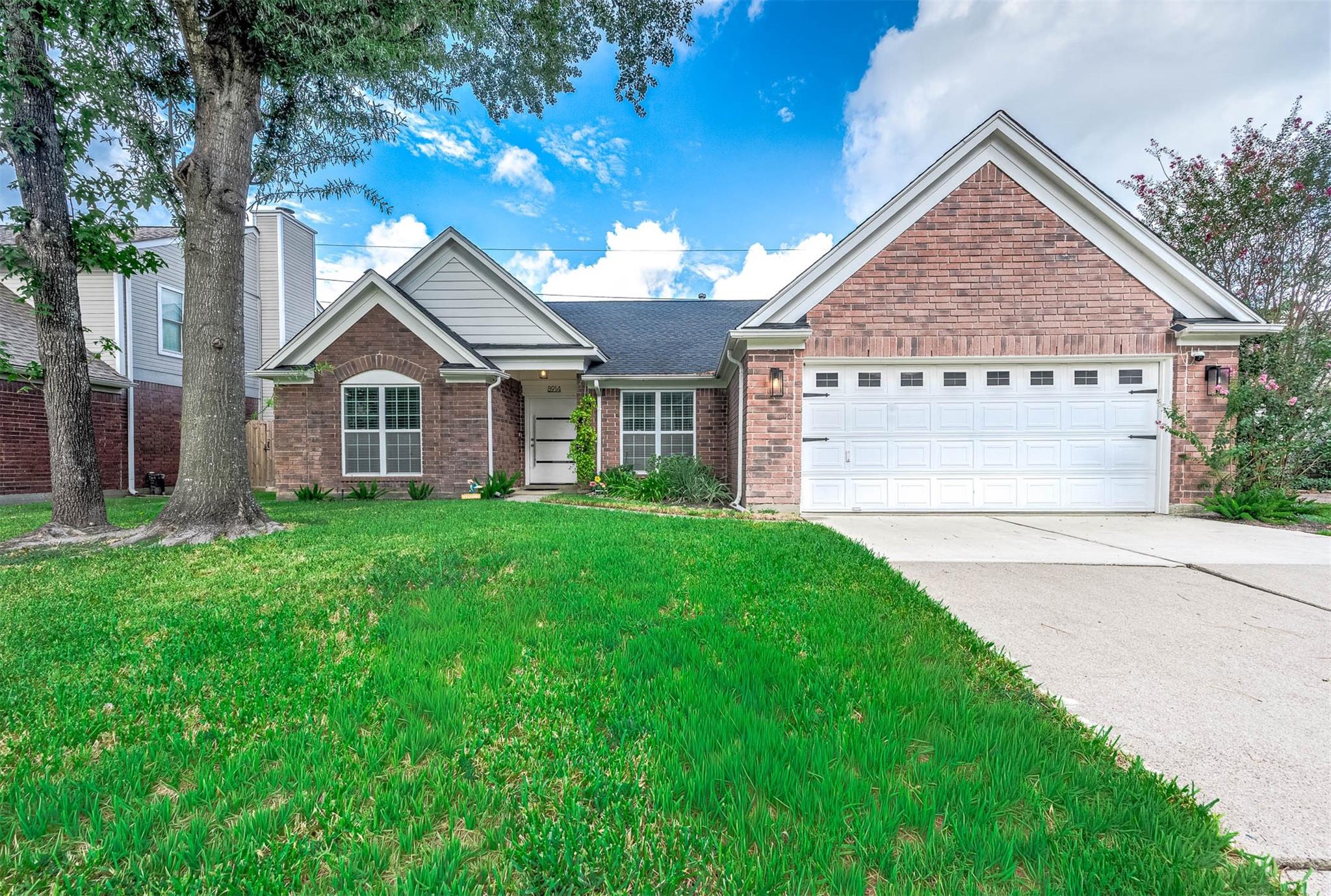 8914 Sunny Point Drive — photo