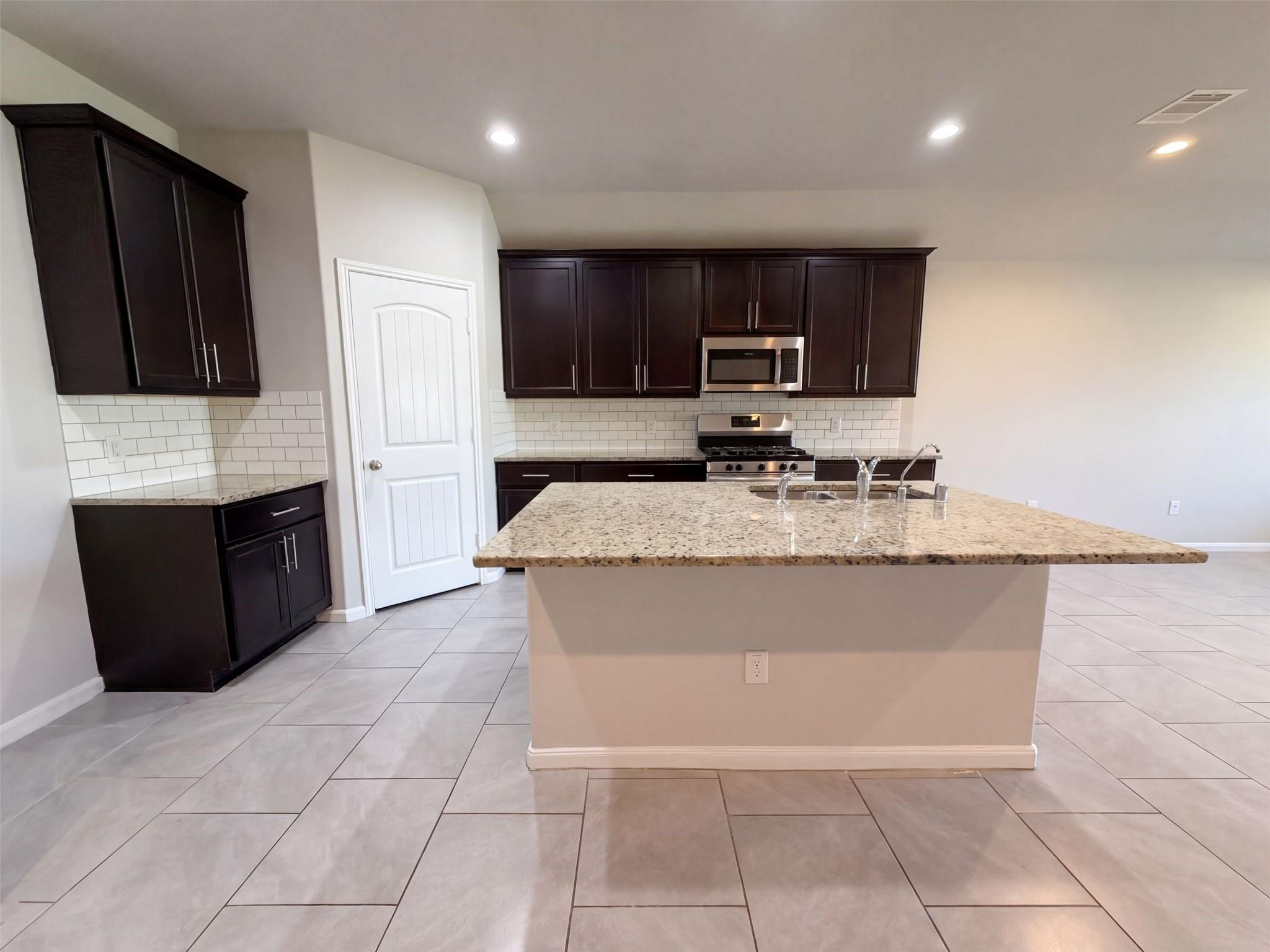 8322 Oakleaf Meadow Court, Rosharon, TX 77583 — photo 2