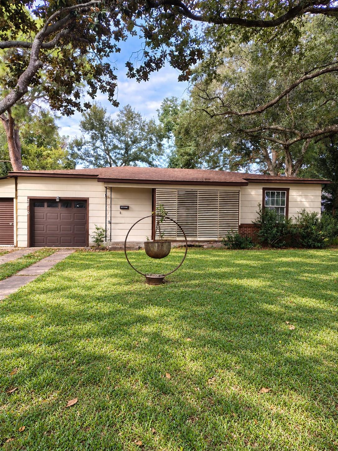 2810 N Houston Drive — photo