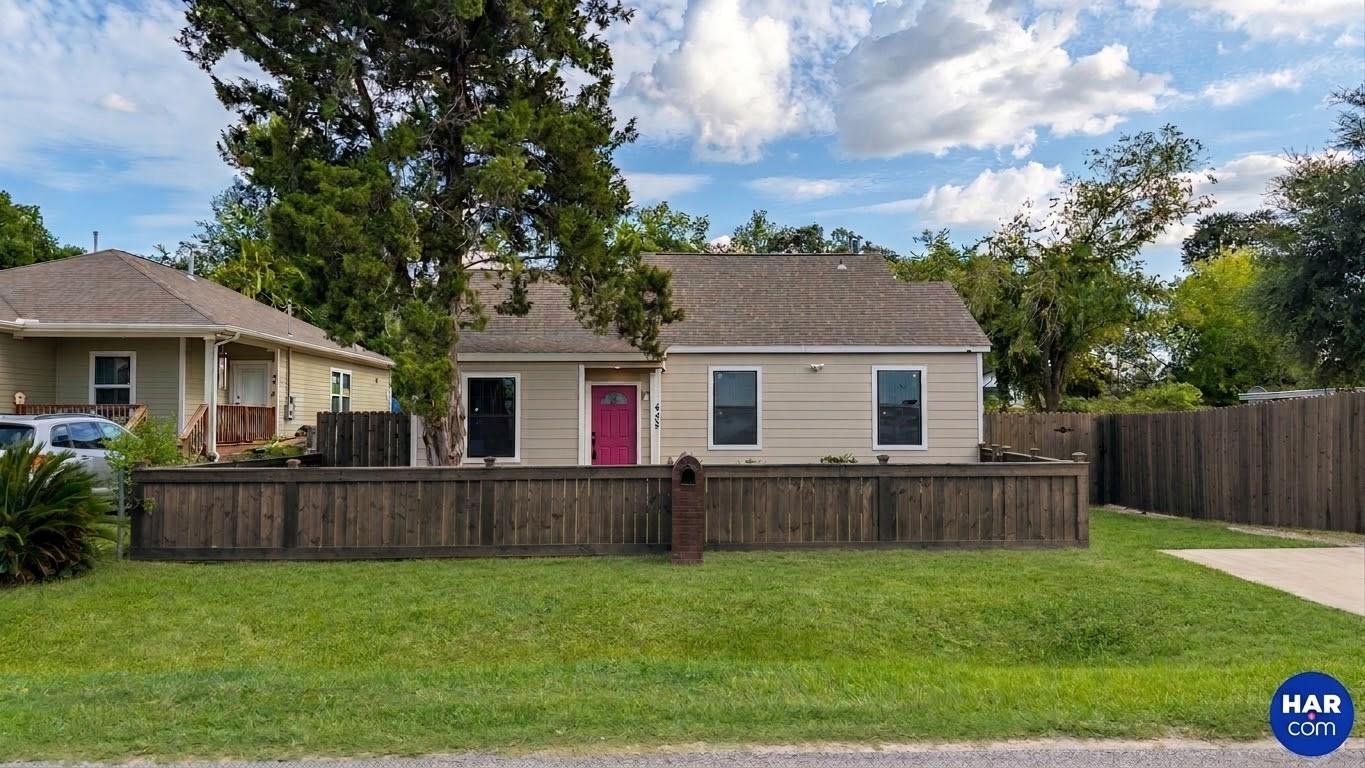 428 Van Molan Street — photo