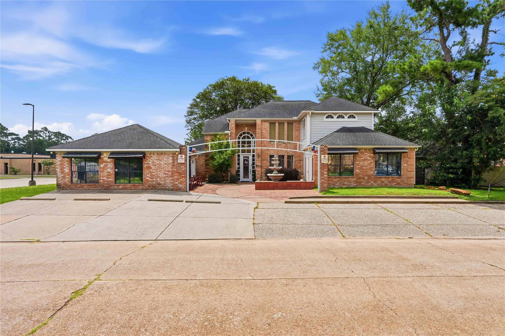 13700 Lakewood Forest Drive — photo