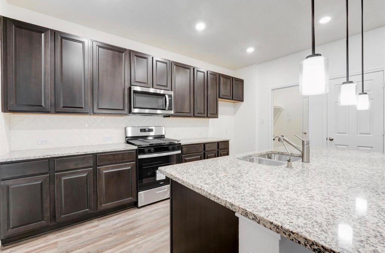 7211 Bakersfield Court — photo