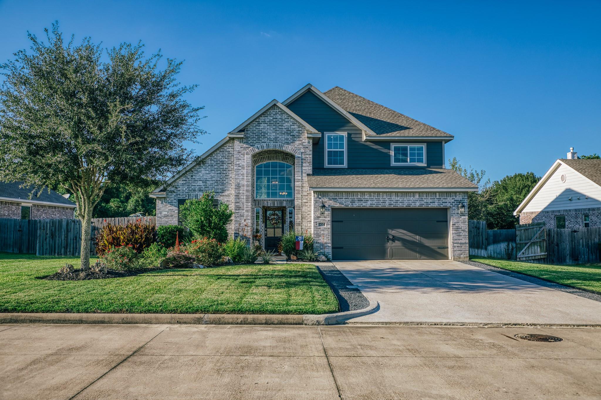 1704 Twin Oaks Circle — photo