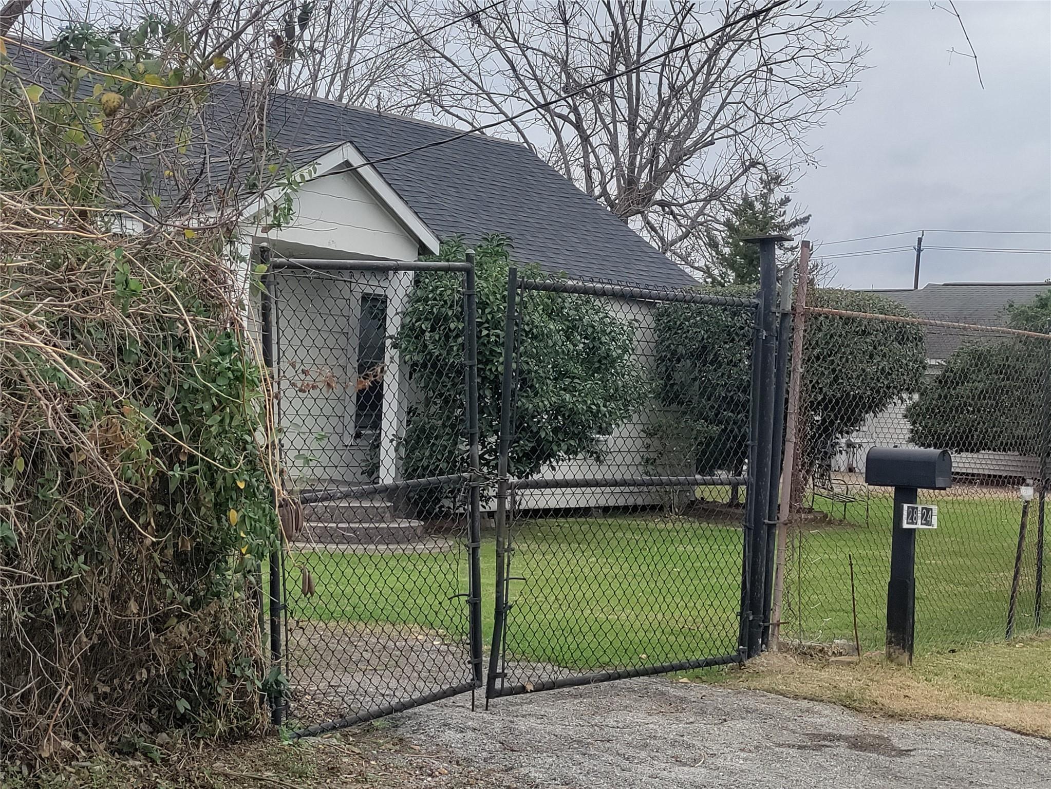 2824 Black Street — photo