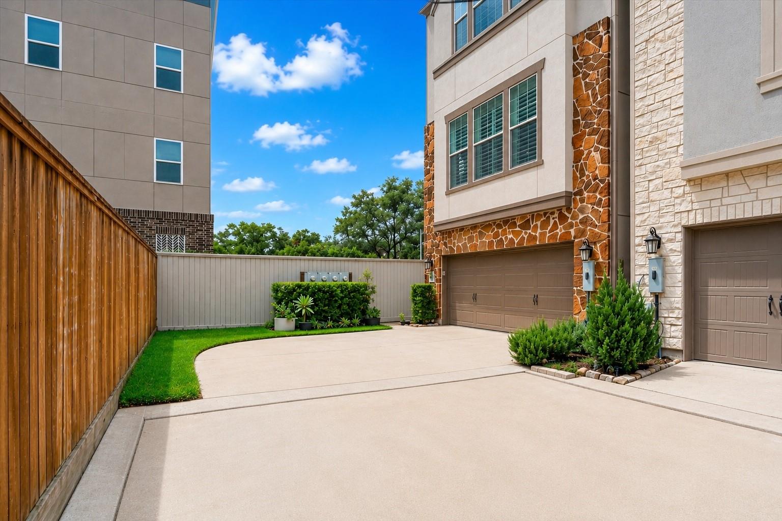 6762 Sussex Manor Street — photo