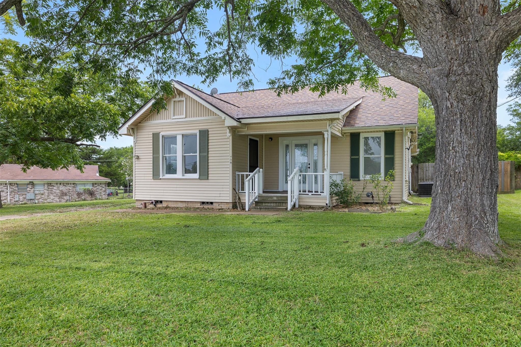 709 Burleson Street — photo
