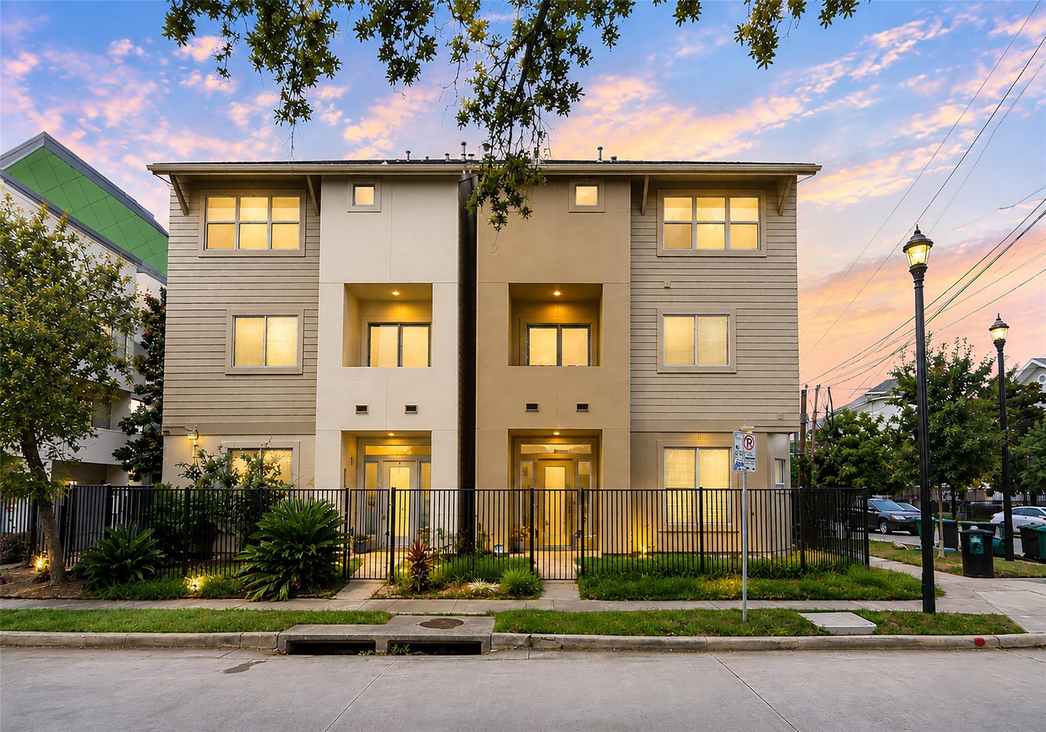 3010 Caroline Street — photo