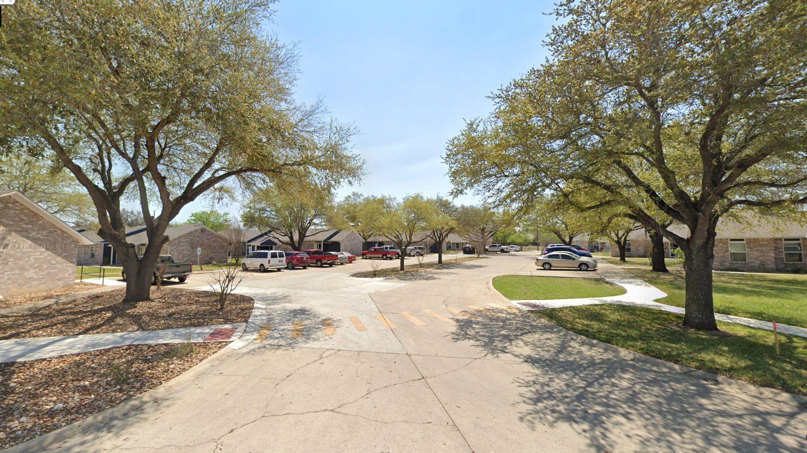 112 Dixon Drive, Devine, TX 78016 — photo 2