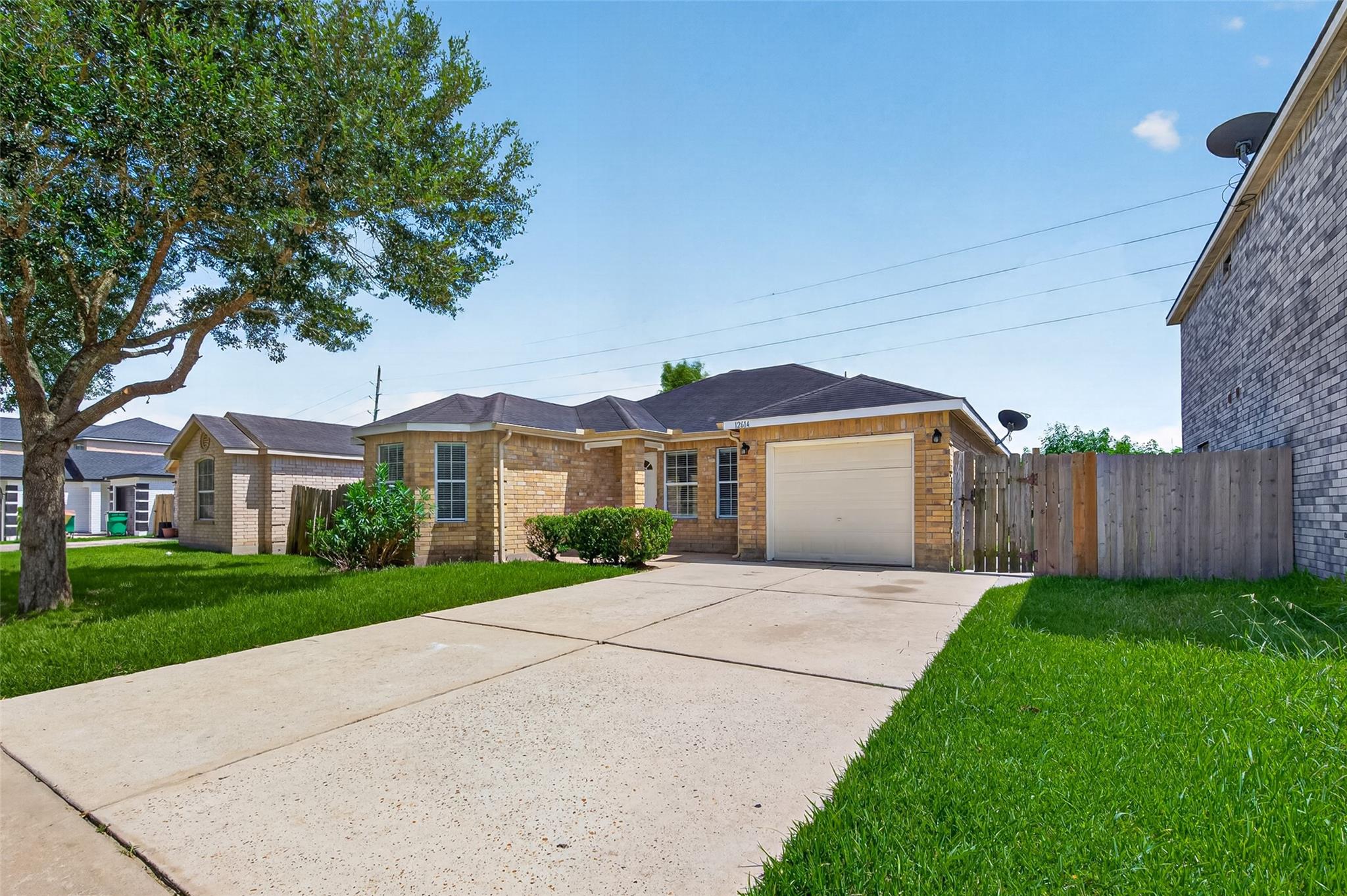 12614 Rio Bravo Street, Rosharon, TX 77583 — photo 2