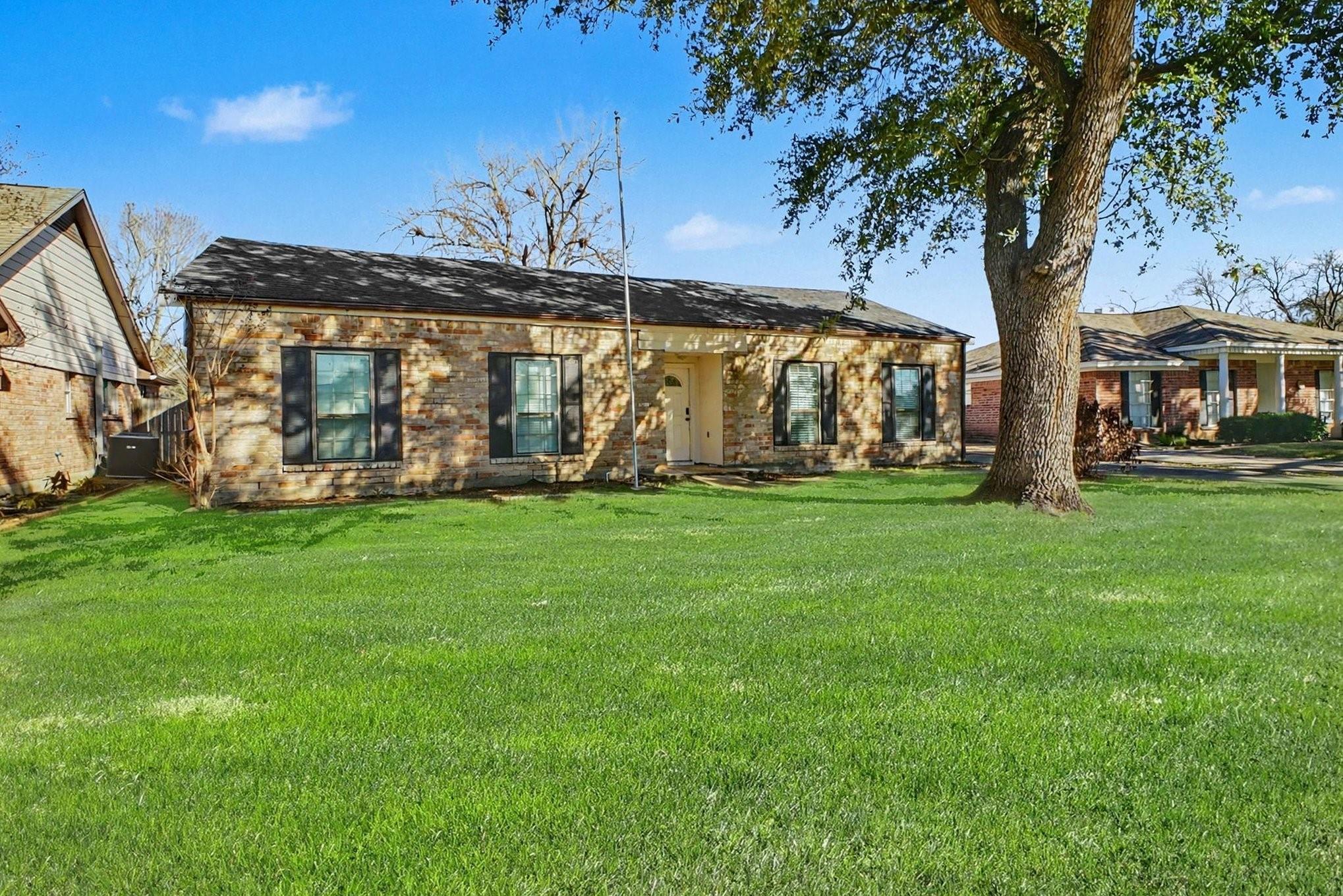 13830 Oakwood Lane — photo
